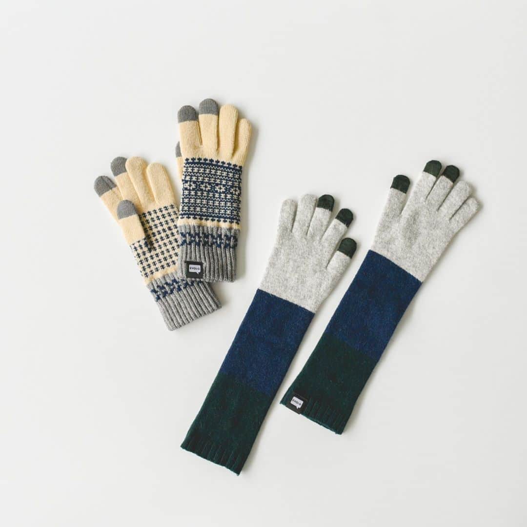 北欧、暮らしの道具店さんのインスタグラム写真 - (北欧、暮らしの道具店Instagram)「スマホ対応でデザインのかわいい手袋が 2種類揃って入荷しました♪ . - - - - - - - - - - - -  冬のお出かけのおとも、暖かい手袋。  EVOLG（エヴォログ）の手袋は、 かわいい柄に、液晶タッチパネルに反応する 優秀さを兼ね備えています。 日本国内で丁寧に紡がれているブランドなんです。  携帯電話やカメラなどを使うときに いちいち手袋を取り外さなくても いいと楽ちんですよね◎ 寒い冬もたのしくお出かけできそうです。  トラディショナルな柄がかわいい ショートサイズは、 カジュアルなスタイルにも、 ダーク系コートにも合いそうです。 モコモコの繊維がしっかり 織り込まれているから、暖かさも◎  カラーの切り替えがかわいく、 腕をすっぽり守ってくれるロングは 自転車に乗っていても、 冷たい風から手先を守ってくれますよ。 また、クシュっとさせれば コンパクトになるので 袖の中でももたつきません。  パッケージは半透明のジッパー袋になっており、 プレゼントにもぴったり。 また、春がきたら、次の冬まで 保管しておくための袋にも良さそうです。  この冬はEVOLGの手袋で、 暖かく過ごしてみませんか。  ーーー 掲載のアイテムはこちら▼ ーーー . ☑︎EVOLG/FLEUR/ショート手袋(バニラ×ネイビー×グレー) ☑︎EVOLG/TRICO LONG/ロング手袋(グレー×ネイビー×リーフ)  ▶︎ プロフィールのリンクから、お値段・サイズなど詳しい情報をご覧いただけますよ。→@hokuoh_kurashi . 🎁「クラシ手帳2024」プレゼントキャンペーン実施中！お買いものいただいた方全員に、当店オリジナルの手帳を無料でお届けいたします。 . #fashion#coordinate#ファッション#コーデ#EVOLG#FLEUR#ショート手袋 #TRICOLONG#ロング手袋#秋コーデ#冬コーデ#手袋#スマホ対応手袋 #コーディネート#シンプルコーデ#今日のコーデ#お買い物#お買いもの#シンプル #シンプルライフ#シンプルデザイン#暮らしを楽しむ #日々の暮らし#北欧#暮らし#北欧暮らしの道具店」10月27日 11時30分 - hokuoh_kurashi