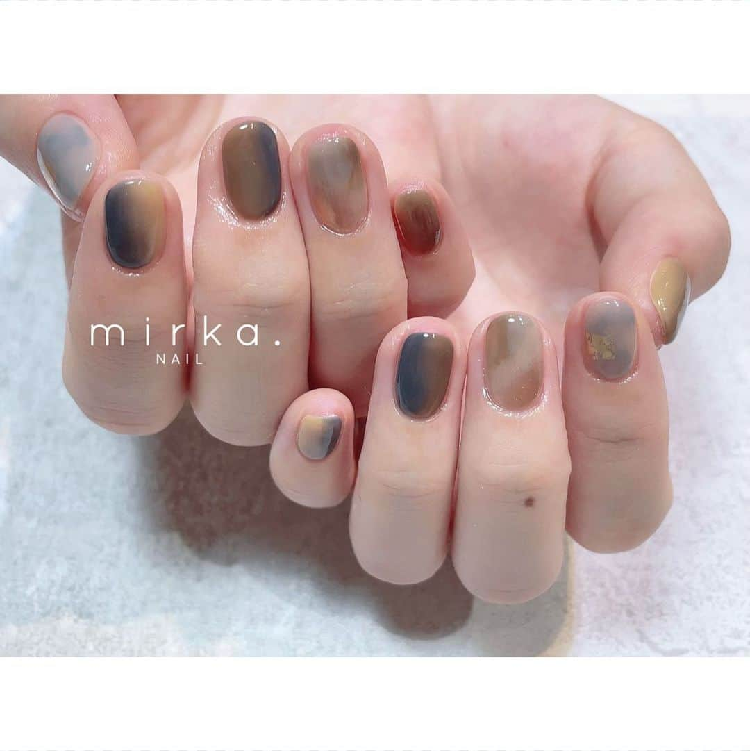 mirka. NAIL(ミルカネイル)のインスタグラム：「⁡ ⁡ ⁡ khaki × blue × yellow 𓅹 ⁡ ⁡ ⁡ ⁡ #mirkaおまかせネイル …………………………………………………………… ⁡ ご予約、お問い合わせは LINE ID⇒ @mirka.nail (@含む)まで。 ⁡ ご新規様はハイライトの「ご案内」と「ご予約方法」を必ずお読みいただいてからご予約くださいますようお願いいたします。 空き状況や詳細はLINEの投稿からご確認ください。 ⁡ ⁡ ⁡ ⁡ #mirkanail#nails#nail#nailart#naildesign #ショートネイル#ネイルアート#ネイルデザイン#ネイル#大人ネイル#シンプルネイル#オフィスネイル#ニュアンスネイル#ナチュラルネイル#カジュアルネイル#ショートネイルデザイン#美甲#秋ネイル#秋ネイル2023 #プライベートサロン#プライベートネイルサロン#東京ネイルサロン#東京ネイル#江東区ネイルサロン#森下#清澄白河 ⁡」