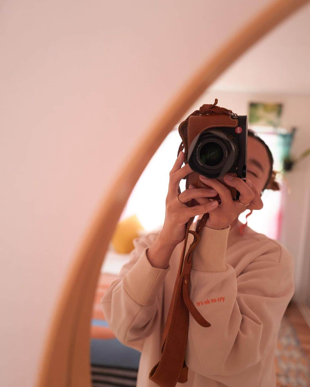 花盛友里のインスタグラム：「@iedit_felissimo とのコラボのスウェットセットアップ。  トップスの腕のところには 「It’s ok to cry」 泣いてもいいよ。  って、鏡に映すと読めるように入ってるんだよー！普通にしてると鏡文字で逆になってるよ。  部屋着としてはもちろん、外着でも行けるように作ったよー！ フェリシモさんはサイズ展開がめちゃくちゃ豊富で、小さいのから大きいのまであるし、少し長めサイズ、とかもあってめっちゃいい！！  そしてこちらのプロジェクトは一点買うごとに女性支援に寄付されるんだよ、そんな素敵なプロジェクトに関われて嬉しい！！！  ぜひチェックしてみてねー！！🤍」