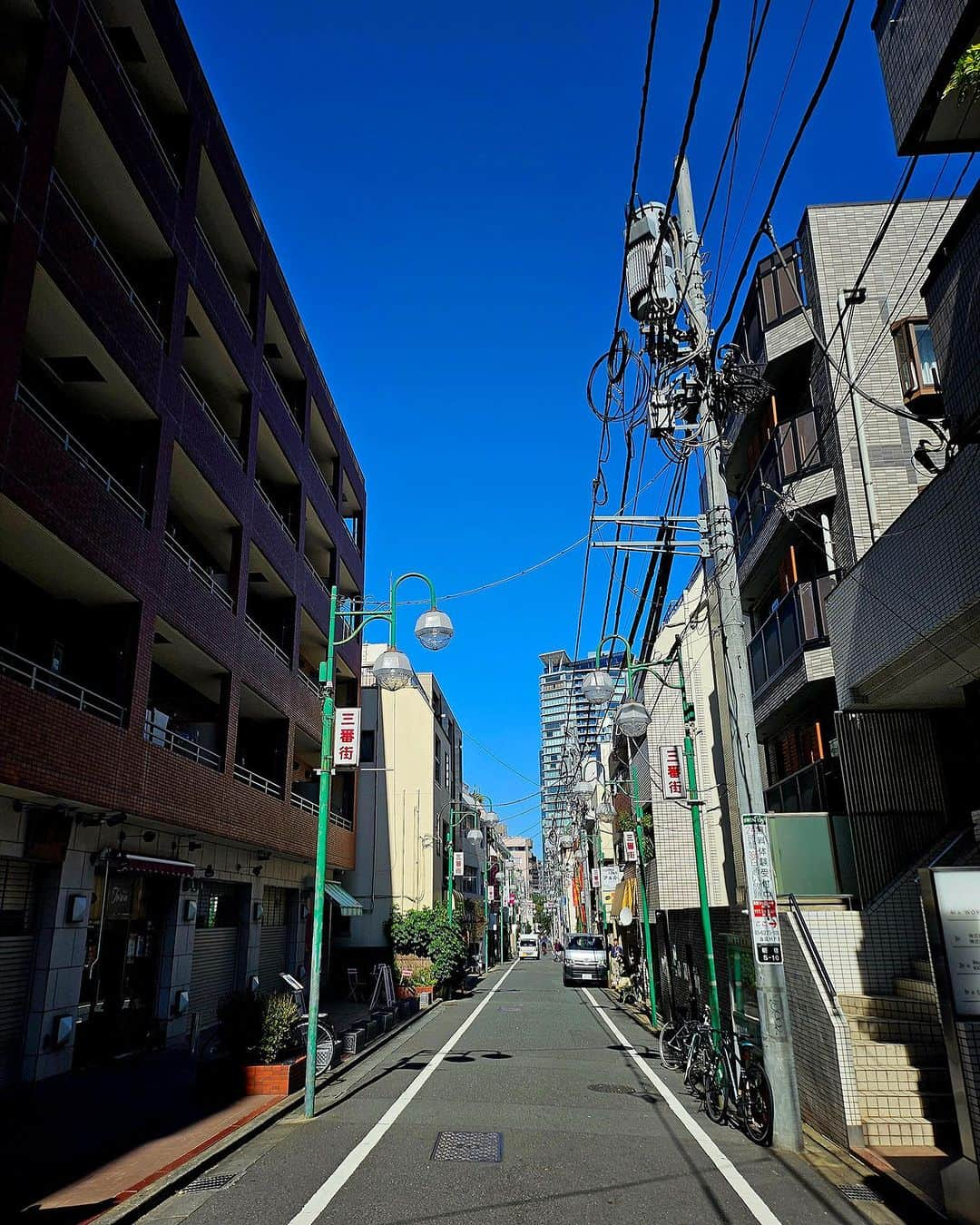 新宿寅箱のインスタグラム：「新宿快晴です 北野ブルーな空です  今週ラストランチ お待ちしております  #新宿三丁目 #新宿 #新宿ランチ #新宿三丁目グルメ #鰻 #ジビエ #鰻重 #鰻のオムライス #焼き魚 #唐揚げ #北野ブルー」