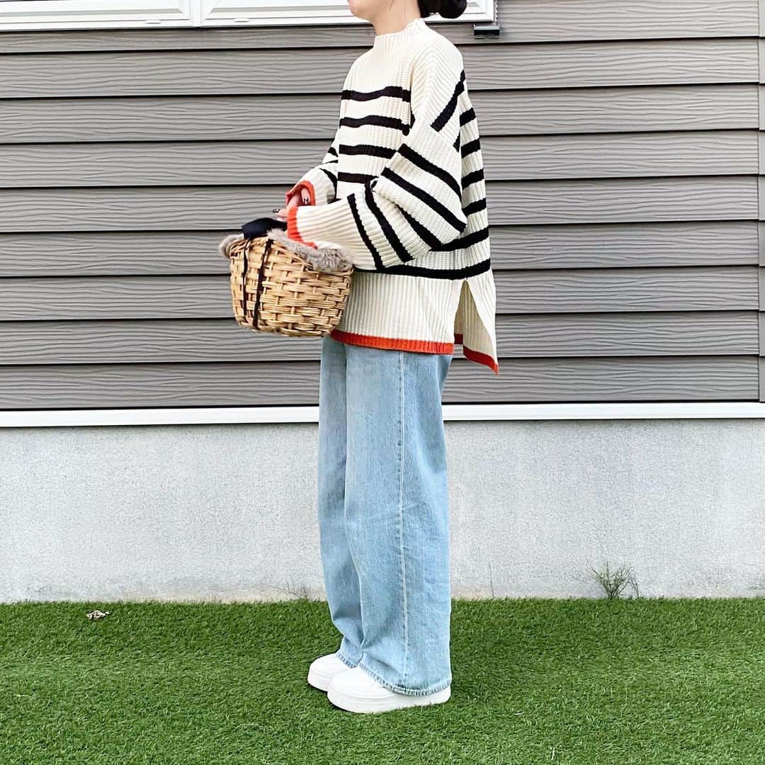 aya*のインスタグラム：「🧶 ・ ボーダーはよく着るのに ニットでボーダーはあまり 選ばないので新鮮♡ 袖口と裾のオレンジが ポイントになってて可愛いです☺︎ 形もゆったり 後ろが長いデザインで お尻が隠れるのが安心で好き 笑♩︎ ・ ▸︎▹︎ @geera__official  ハイネック配色使いボーダーニット 商品番号 207520 ・ ・ #pr #GeeRA #geera_ootd #ジーラ	 #coordinate #コーディネート #コーデ #今日の服 #シンプルコーデ #プチプラコーデ #ママコーデ #着回しコーデ #シンプル #プチプラ #ママ #着回し #韓国ファッション #gu #ロカリ」