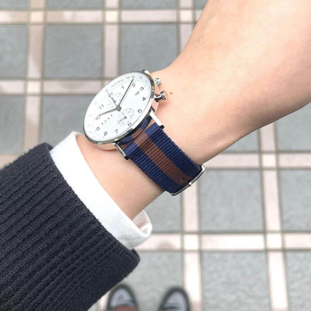 Maker's Watch Knotさんのインスタグラム写真 - (Maker's Watch KnotInstagram)「こんにちは、天神ギャラリーショップの山本です。 段々涼しくなってきて秋のファッションが楽しめるようになってきましたね🍂  秋冬はレザーストラップが人気ではありますが、今回はナイロンストラップをカスタムしてみました。 単色とストライプ2種類のデザイン展開があるナイロンですが、私のオススメはネイビーx ブラウンのストライプ🔵🟤 カジュアルすぎない落ち着いた色味なので、秋のシックな装いにも合わせやすいです👀  ナイロンストラップはほかにもカラー展開豊富にご用意しておりますので、ぜひ店頭でお試しください。 皆様のご来店、心よりお待ちしております。  時計:アラビッククロノグラフ（CC-39ASVWH） ストラップ:SHINDOナイロン（SSN-18NVBR） バックル:EB-18SV  #knotwatch #watch #wristwatch #japan #madeinjapan##時計#腕時計#国産時計#カスタムオーダー #カスタムウォッチ #日本製 #福岡#天神#大名#fukuoka #tenjin #손목시계 #맞춤형 #오모테산도 #手表#定制」10月27日 11時39分 - makers_watch_knot