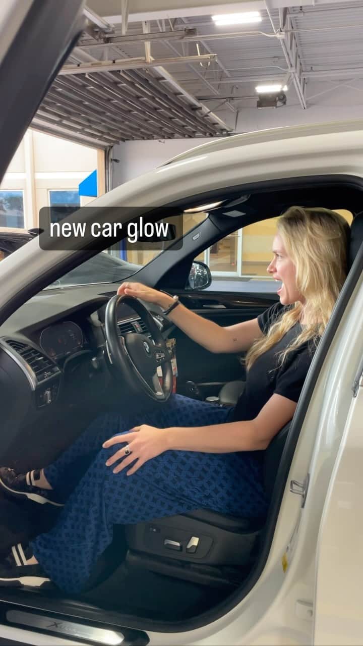 レヴェン・ランビンのインスタグラム：「Finally got a new car after a year carless  #beepbeep」