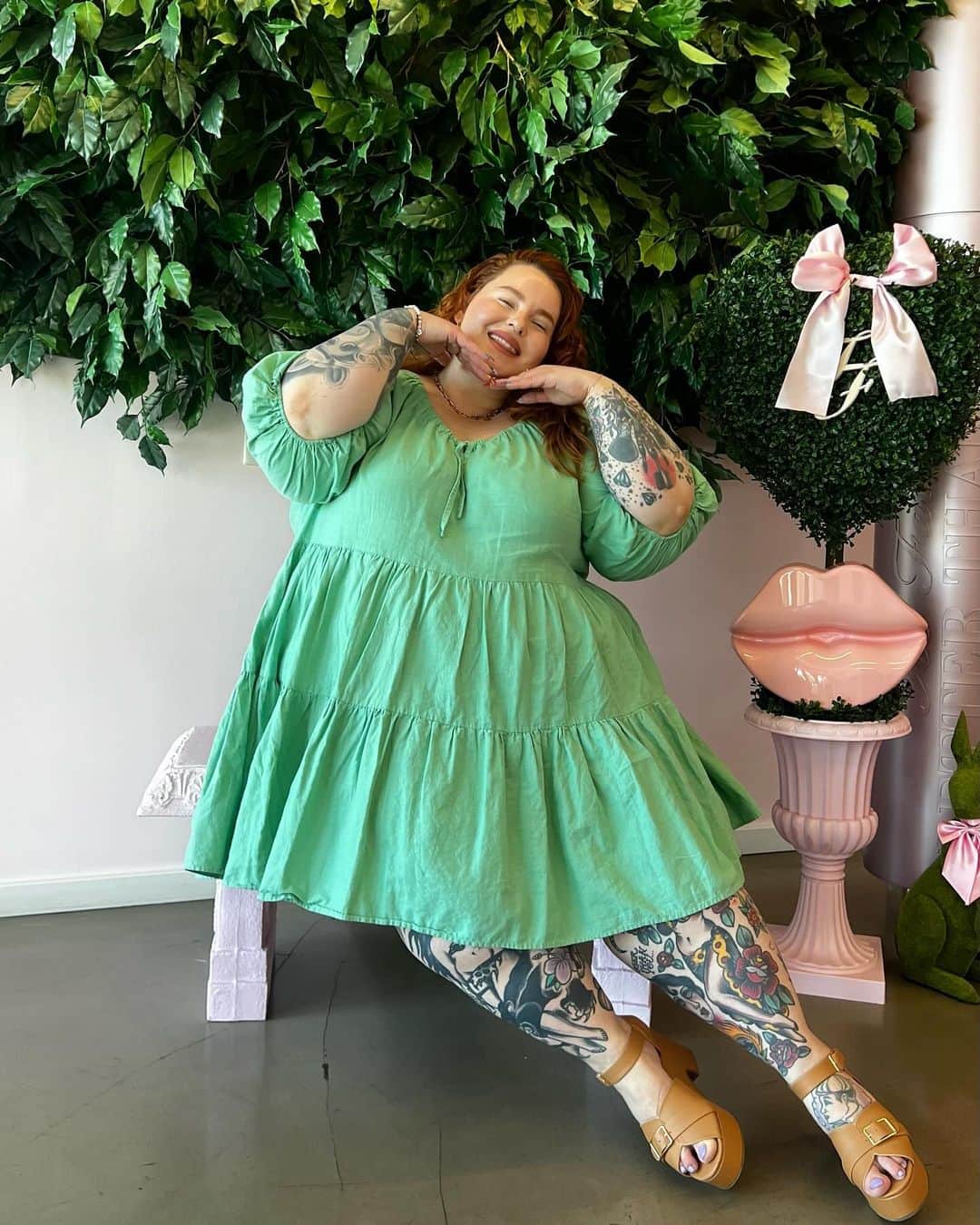 テス・ホリデーのインスタグラム：「Please join me tomorrow at 10am PST on IG live for the debut of my new series: Diverse a Tea! ☕️ I’m thrilled to sit down in conversation with @loudbodies designer/founder @patriciasvoice 🥹 I’ve been a fan of Loud Bodies (who I’m wearing in these photos!) for quite sometime & can’t wait to share her amazing, diverse work with y’all! Tune in tomorrow & let me know in the comments who you want me to sit down with next!  #diverseatea #diversity #plussizefashion #curvyfashion #plussizedesigner #loudbodies #inclusivedesign #inclusivefashion #effyourbeautystandards」