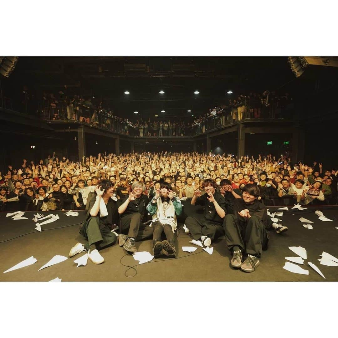 majikoのインスタグラム：「北京ありがとうございました！！！🙏✨ 北京も4年ぶりで、特別な日になった！！！☺️ お花も嬉しかった！！イラストも可愛い☺️！ 4年前からの個人的なリベンジも成功して、みんなもあったかくて、めちゃ笑って最高だった！！！！ また来る絶対！！！💪💪😎😎  👕 @some0658 ✨ 💅 @m_arch.nail ✨」