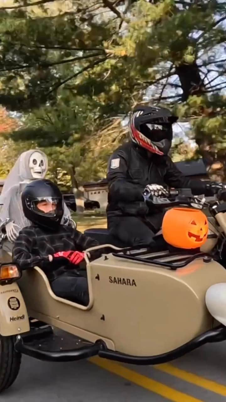 Ural Motorcyclesのインスタグラム：「みなさん、今年の #ハロウィン仮装、もう決まりましたか？ ぜひ #ウラルハロウィン2023 のハッシュタグをつけて、写真や動画をシェアしましょう！ トリックオアトリート！ 🎃👻🍬 🎥: @goodsparkgarage」