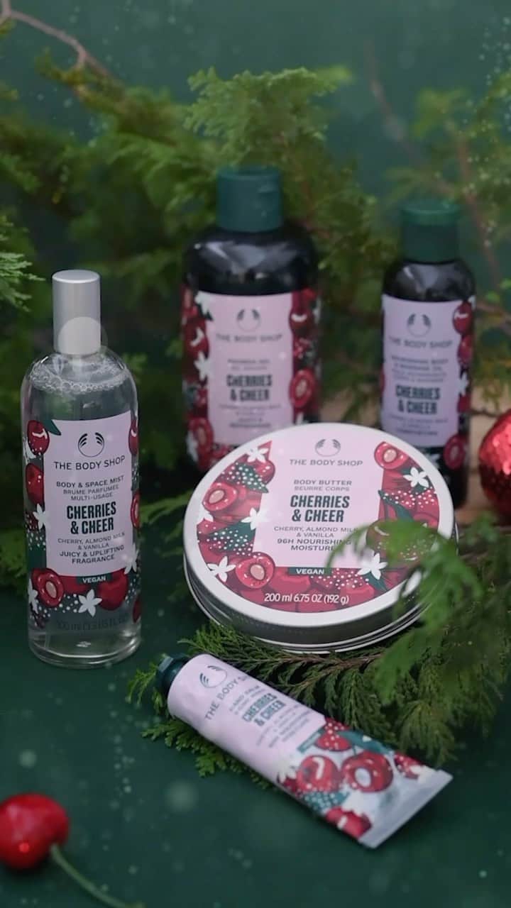 ボディショップのインスタグラム：「🍒🎄CHERRIES＆CHEER🎄🍒 砂糖漬けのように甘いチェリー アーモンドミルク、バニラの ジューシィでおいしそうな気分を高める ホリデー限定フレーバー🎄  🍒シャワージェルCH 🍒ボディバターCH 🍒フレグランスミストCH 🍒マッサージオイルCH 🍒リップバターCH 🍒ハンドバームCH  その他ギフトセットも たくさんご用意しております🍒🎄✨  #ザボディショップ #ホリデー #ホリデーコフレ  #ユニセックス #リフレッシュタイム#セルフケア#スキンケア#ボディショップ#ヴィーガン #ヴィーガンコスメ #動物実験反対#クルエルティフリー #アニマルライツ #動物性不使用#プラントベース#エシカル#ビーガン #エコ#エコライフ #リサイクル #コミュニティフェアトレード #コスメ #美容  #thebodyshop」