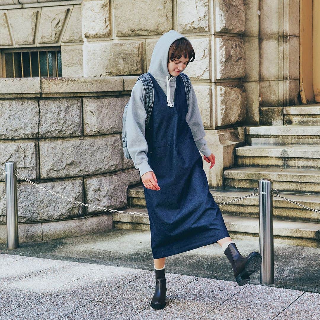 FUDGEのインスタグラム：「‣ ‣ ‣デニムにデニムを重ねたら、無敵にかわいかった DENIM×DENIM=SUPER KAWAII!!  今季気になるデニムアイテムを好きなだけ重ねて、着込みましょう。秋空のごとく、自分の世界を青く染めるのです。  DENIM DRESS & BACK PACK テイストが異なるワンピースとバックパックで、色味や素材感を引き立てて。  ✔︎ #ワンピース 〰︎ MidiUmi @midiumi.official  ✔︎ #フーディ 〰︎ BATONER @batoner_japanmade  ✔︎ #バックパック 〰︎ DIESEL @diesel  ✔︎ #ソックス 〰︎ 靴下屋 @kutsushitaya_official  ✔︎ #ブーツ 〰︎ REGAL @regalshoes_official  - - - - - - - - - - - - - - - 全国の書店、コンビニ、webで人気販売中です！◎ ぜひ最新号をゲットして @fudge_magazine をタグ付けしてくださいね！  《FUDGEの他のアカウントも更新中》 ⌎men'sFUDGE @mensfudge ⌎snap @fudge_snap ⌎online store @fudge_online_store ⌎friend @fudge_friend ⌎coffee @fudge_coffee  #fudge #ファッジ #fudge_magazine #洋服好きな人と繋がりたい #服好き #おしゃれ女子 #おしゃれ好き #お洒落好き #お洒落女子 #ニットコーデ #セーター #ジーンズ #デニムコーデ #靴 #トップス #コーディネート #カジュアルコーデ #秋コーデ #秋冬コーデ #冬コーデ」