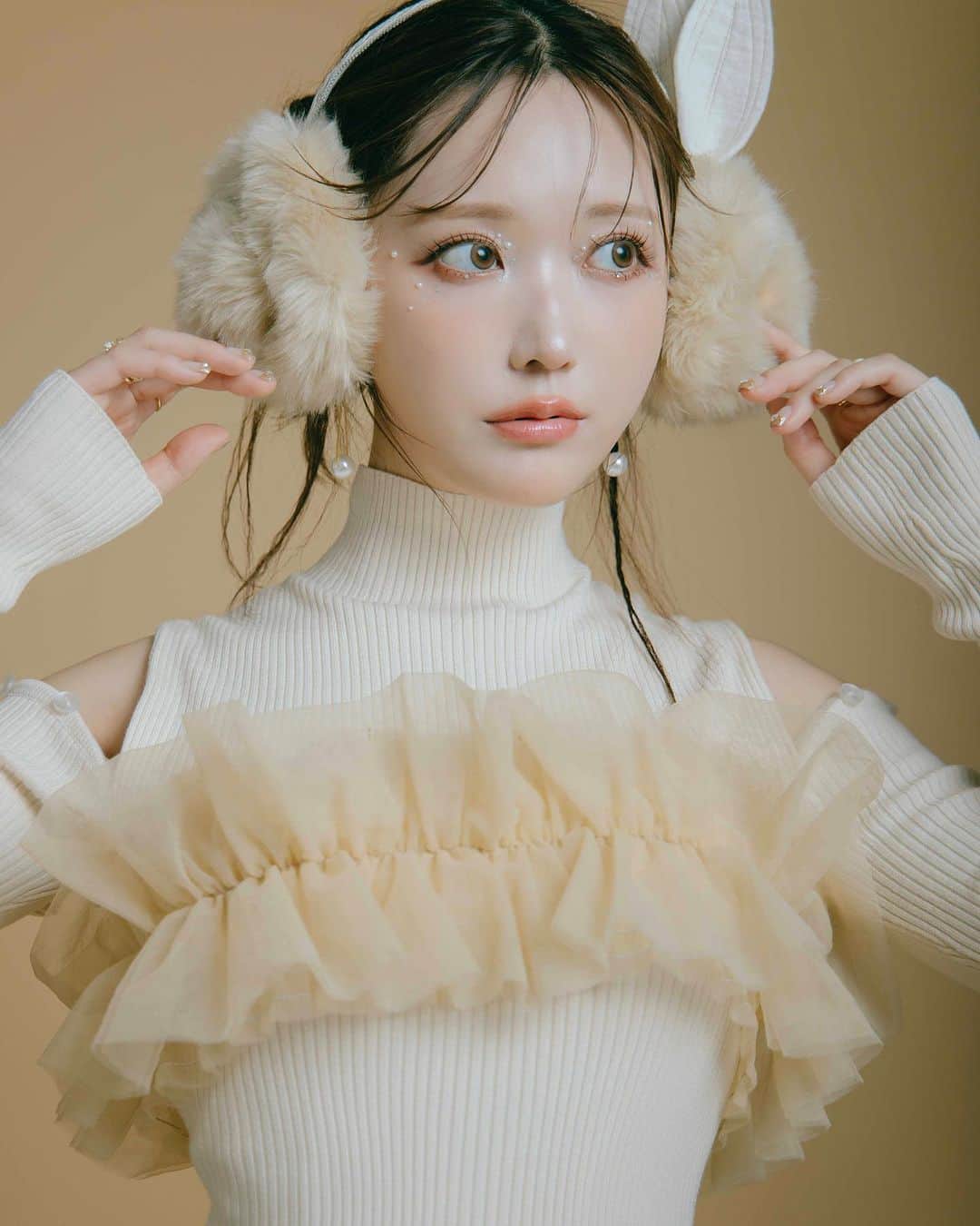 のインスタグラム：「さて本日🌙 2023.10.27(fri) ⁡ 19:00～ 新作紹介 Instagram Live ⁡ 20:00 ～ Season 1 Release！ @crayme_official  ⁡ ⁡ おきにいりでNEWアイコンにもした Bloom Tulle Knit Dressは ⁡ さらりと着れるプチハイリブニットドレスと ブルーミンなベアチュールのセット🌼 ⁡ チュールはとりはずせるからベルトやファーベスト 合わせたり可能性無限大 ⁡ 肩は開け閉めできる2way仕様で シンプルに大人っぽくも肌見せであざとくも🫶🏻 ⁡ 身体のライン拾いすぎず美しく見せるシルエットがこだわり サイドスリットで縦ライン強調しつつ冬でも抜け感♡ ⁡ さらっときれいなお姉さん、だけじゃない ひとクセで記憶に残します 今夜インライでくわしく解説するよ また夜に🌙 ⁡ #crayme #theghostclub #2023aw #autumunwinter #newcollection #instalive」