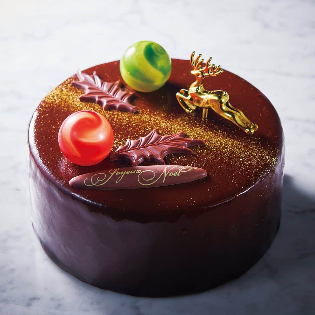 のインスタグラム：「濃厚な大人のチョコレートケーキ「Xmasプレミアム・ミロワールショコラ」。  ガーナ産カカオを使用した、ほろ苦いケーキ。香ばしいナッツとまろやかなキャラメルソースをサンドし、奥行きのある味わいに作り上げました。  ひと味違った、特別なチョコレートケーキをお楽しみください。  #シャトレーゼ #chateraise #クリスマス #クリスマスケーキ #クリスマスパーティー #おうちクリスマス #クリスマススイーツ #クリスマスケーキ予約 #チョコレートケーキ #ケーキ #チョコレート #チョコレート好き」