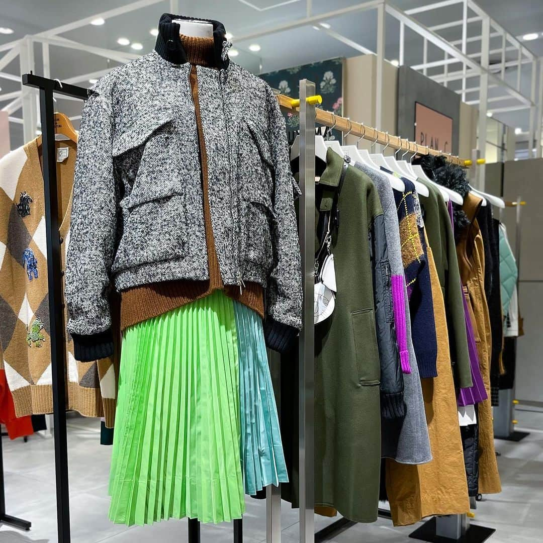 HANKYU.MODEのインスタグラム：「. 𝙋𝙇𝘼𝙉 𝘾 ＆ 𝘼𝙇𝙄𝙄𝙏𝘼 𝟮𝟯𝘼𝙒 𝙉𝙀𝙒 𝘼𝙍𝙍𝙄𝙑𝘼𝙇 At 3F MODE  「PLAN C」と「ALIITA」から23秋冬おすすめアイテムをご紹介。 また、「ALIITA」製品をご購入のお客様にオリジナルチョコをプレゼント。※数量限定のためなくなり次第終了  Page1 ジャケット　238,700円 ニット　145,200円 スカート　139,700円  Page2　ハイネックニット　145,200円 Page3　コート　283,800円 Page4　ムートンブルゾン　531,300円  Page5 ストール　126,500円 ニット　173,800円 スカート　137,500円  Page6 ニット　172,700円 スカート　107,800円  Page7 カーディガン　145,200円 サロペット　181,500円 ブラウス　136,400円  Page8　ALIITA バスケットネックレス　86,900円 こうもりネックレス　81,400円 かぼちゃネックレス　81,400円 おばけピアス　69,300円 きのこピアス　86,900円  #planc #プランシー #aliita #アリータ #aliitajewelry #hankyumode #hankyu #阪急百貨店 #阪急うめだ本店 #阪急本店 #うめはん #コート #ジャケット #ニット #ブレスレット #リング #23AW #ファッション #ootd #hankyumode23aw #hankyu #mode23awouter #hankyumode23awaccessory #ハロウィン #Halloween #チロルチョコ」