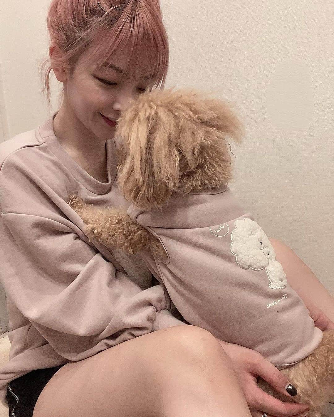 藤田恵名のインスタグラム：「大好きなブランド as know as plus😍🐩💖 ワンコ+飼い主シリーズ激的に可愛い〜😭💗💗💗 トロミは洋服が苦手ですが着脱しやすかった🥹💗‼️ (4.7キロくらいでLサイズを着ているよう)  ペットとお揃いってあんまり無いけんデザインも可愛くってテンション上がるｩｳ〜😋🥰」