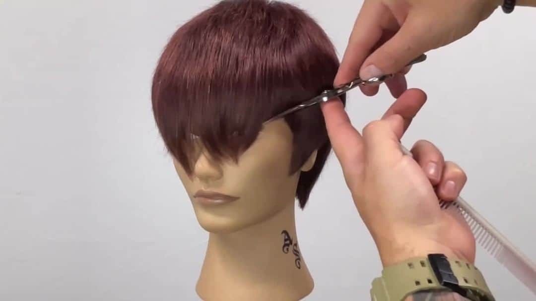 Sam Villaのインスタグラム：「⁠Sam Villa Shears In Action with Team Member @adriansandovalcutz. ✂️ Up-close on this pixie perimeter refinement.⁠ ⁠ About the Sam Villa Streamline Series Shear // a lightweight shear that feels like an extension of your hand. Instead of adjusting your hand to fit your shear, experience a shear that is expertly tailored to your hand. Contoured blades and a highly sculpted handle give you incredible precision control, while the lightweight design makes this shear comfortable to hold all day long.⁠ ⁠ 💗 Sam Villa® is donating 5% of all October website sales to HairToStay – an organization dedicated to helping cancer patients afford an otherwise costly scalp cooling treatment that can dramatically reduce chemotherapy-induced hair loss. Learn more about HairToStay at @coolerheadsprevail 💗 ⁠ ⁠ #SamVilla⁠ #SamVillaCommunity⁠ #BreastCancerAwarenessMonth⁠ .⁠ .⁠ .⁠ .⁠ .⁠ #haircutting #samvilla #hairtutorial #hairvideo #haircut #hairstylist #behindthechair #modernsalon #americansalon」