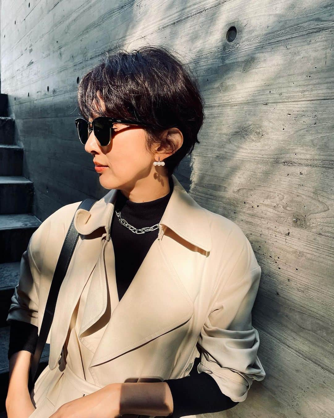 石井のり子のインスタグラム：「* Hello 🍂  #autumn #trenchcoat #rayban #shorthair」