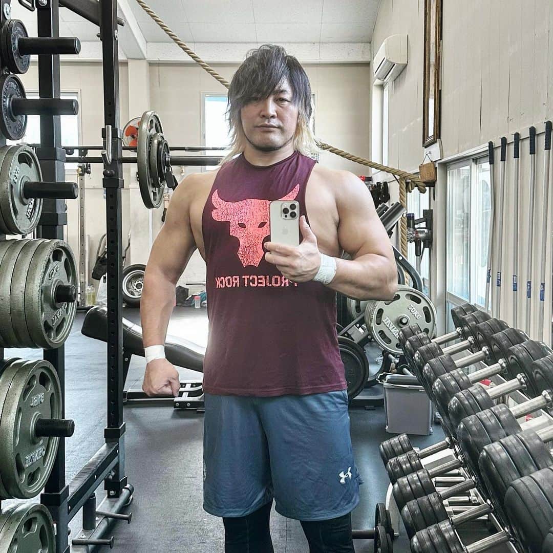 棚橋弘至のインスタグラム：「出国前に、道場で #肩トレ #shoulderworkout   これで、機内食の栄養が、全部、肩に👍(と、いうイメージ)  🍈(￣(工)￣)🍈  #新日本プロレス道場  #こぼさない」