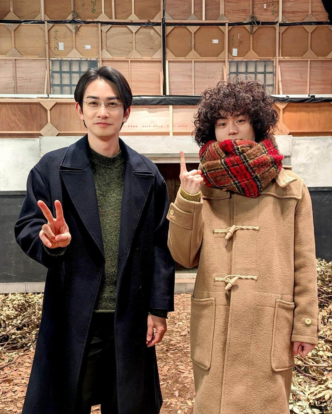 ミステリと言う勿れのインスタグラム：「. /／ #町田啓太 さん #柴咲コウ さん クランクアップ🎬 \＼  お二人の最後のカットは ｢明聡の蔵｣のシーンでした！  座長 #菅田将暉 さんと 熱い握手をかわして記念撮影📸  クランクアップの挨拶の様子は 明日公開します！  #ミステリと言う勿れ #ミステリ映画 #ミスなか #菅田将暉 #松下洸平 #町田啓太 #原菜乃華 #萩原利久 #鈴木保奈美 #滝藤賢一 #でんでん #野間口徹 #松坂慶子 #松嶋菜々子 #伊藤沙莉 #尾上松也 #筒井道隆 #永山瑛太 #角野卓造 #段田安則 #柴咲コウ #kinggnu」