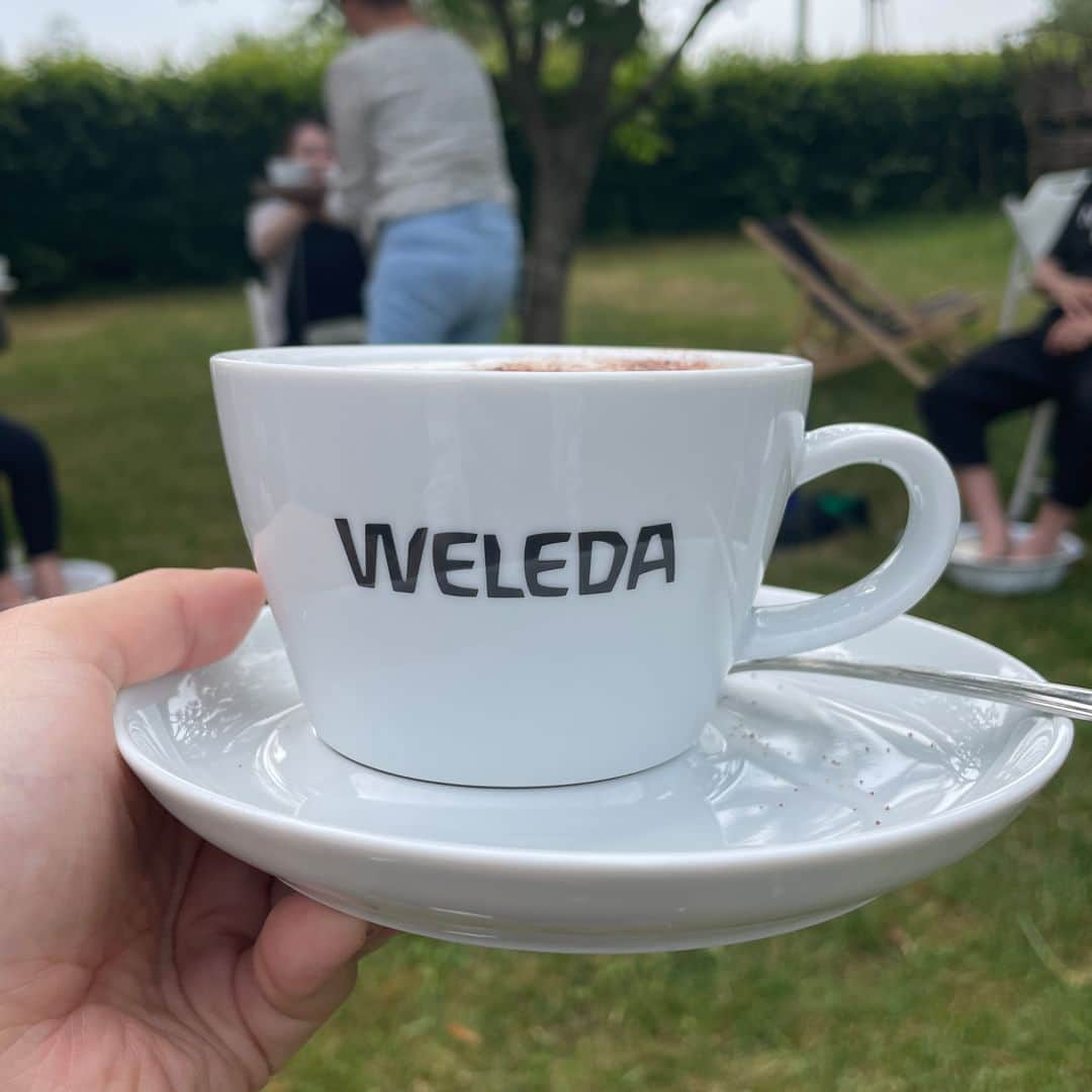 ヴェレダ Weleda Japanさんのインスタグラム写真 - (ヴェレダ Weleda JapanInstagram)「【ヴェレダ ドイツツアー ｜ ヴェレダガーデン vol.04】  11回に渡り、#ヴェレダドイツツアー と題して、ヴェレダ ドイツオフィスやガーデンなどをご紹介していきます。  1921年当初から、人と自然双方にとって健やかな未来を目指す、サステナブルを理念とするヴェレダ。そんなヴェレダの世界観をお伝えできれば嬉しいです。  ヴェレダガーデンは、ガーデンツアーを行っており、一般の皆さまも見学ができます。  ※こちらでご紹介している内容は、お客様向けのツアーとは内容が異なる場合がございます。  ■FOOT BATH ￣￣￣￣￣￣￣ 木陰でフットバス体験。  ＜写真1、2枚目＞ 好きなバスミルクを選び、洗面器にぬるま湯とバスミルクを入れ、ビー玉を入れます。 ビー玉は足のつぼ刺激に。  ＜写真3枚目＞ レモンやローズの花びら、ローズマリー、ラベンダー等、好きな植物で彩りを加えて視覚も癒されるフットバス体験ができます。  ＜写真4、5枚目＞ ガーデン内のヴェレダショップのパンとコーヒーを楽しみながらのフットバスは、溜息がでてしまうほど至福の時間に。  残念ながら、こちらは社内向けのスペシャルメニューで、一般の皆さんのメニューのはないそうです。（ごめんなさい）  ヴェレダ・ドイツツアー レポート 第八回いかがでしたでしょうか？  ╭━━━━━━━━━━━━━━━╮ 　 　　　　ヴェレダの世界観を  　　　　　感じられた方は  　　　　　　「🌏、🌼」  ╰━━━━━━━ｖ━━━━━━━╯  絵文字をコメントでおしえてくださいね！  #ヴェレダ #WELEDA #weleda #オーガニック #オーガニックコスメ #植物療法 #シュタイナー #ホリスティック #organiccosmetics #유기농 #サステナブル #SDGs #エシカルな暮らし #ていねいな暮らし #フェアトレード #持続可能な暮らし #環境にやさしい #地球にやさしい #エコライフ #サステナビリティ #sdjsjapan #uebtcertified #ドイツ #germany #schwäbischgmünd #ドイツ旅行 #ガーデン #フットバス」10月27日 12時00分 - weleda_japan