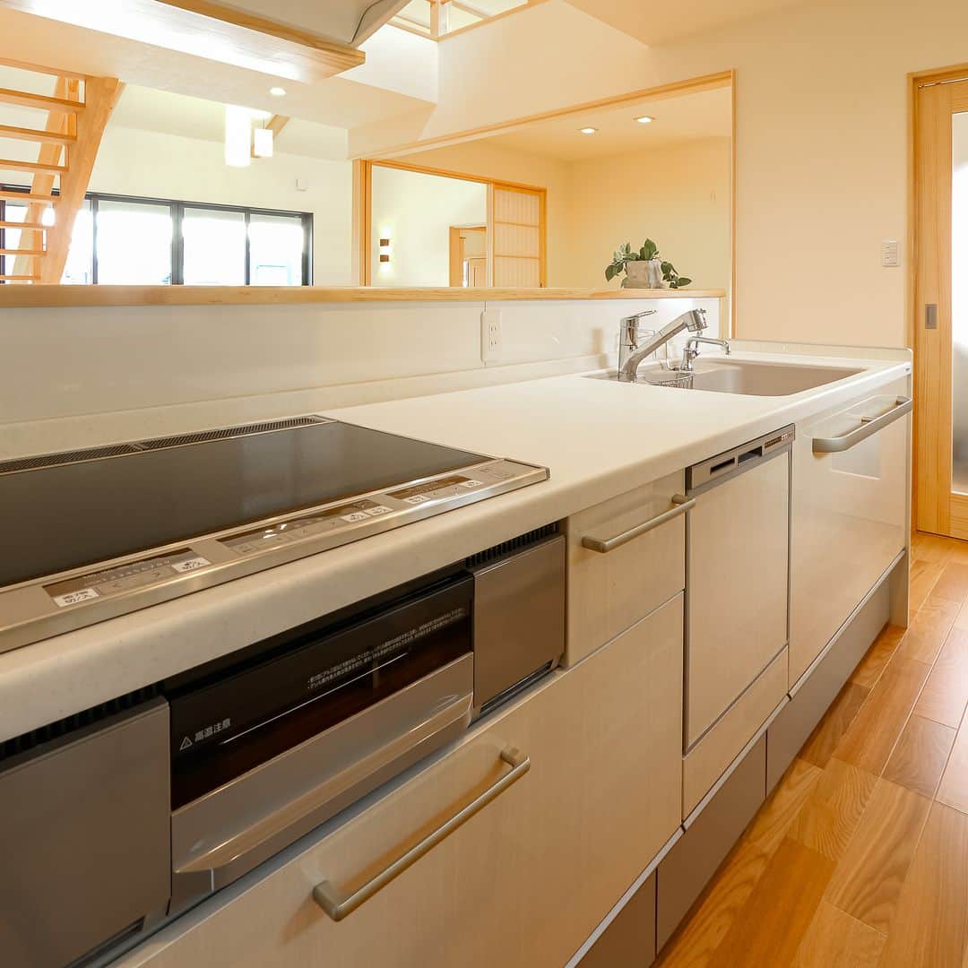 OKOCHI STYLE(香川県) さんのインスタグラム写真 - (OKOCHI STYLE(香川県) Instagram)「シンプルでスタイリッシュなデザインのキッチン、色々な角度からご紹介！  ーーーーーーーーー 香川県で木の家を建てる #大河内工務店  #施工事例 を多数ご紹介しています。 ▷ @okochi.komuten  創業1953年。 #上質な家 をていねいに。 #自然素材 と技術にこだわった家づくりをしています。  🗾施工エリア 香川県・愛媛県（四国中央市） その他エリアはご相談ください  お問い合わせやご質問は DM、コメント、HPにてお気軽にお問い合わせください。  ーーーーーーーーー 資材倉庫をリノベーションした #わが家ギャラリー木きん堂 ギャラリーのご案内やcafeの情報をお届けします🌟 ▷ @mokkindo.cafe ーーーーーーーーー  #香川県 で #注文住宅 を建てるなら大河内工務店 ▷ @okochi.komuten  #一級建築士事務所 #自由設計 #木の家 #木の家づくり #自然素材の家 #無垢材 #新築 #新築一戸建て #マイホーム #マイホーム計画 #インテリア #家づくり #工務店だからつくれる家 #暮らしを楽しむ #香川新築 #香川注文住宅 #香川イベント #香川の家 #香川県工務店 #キッチン」10月27日 12時00分 - okochi.komuten
