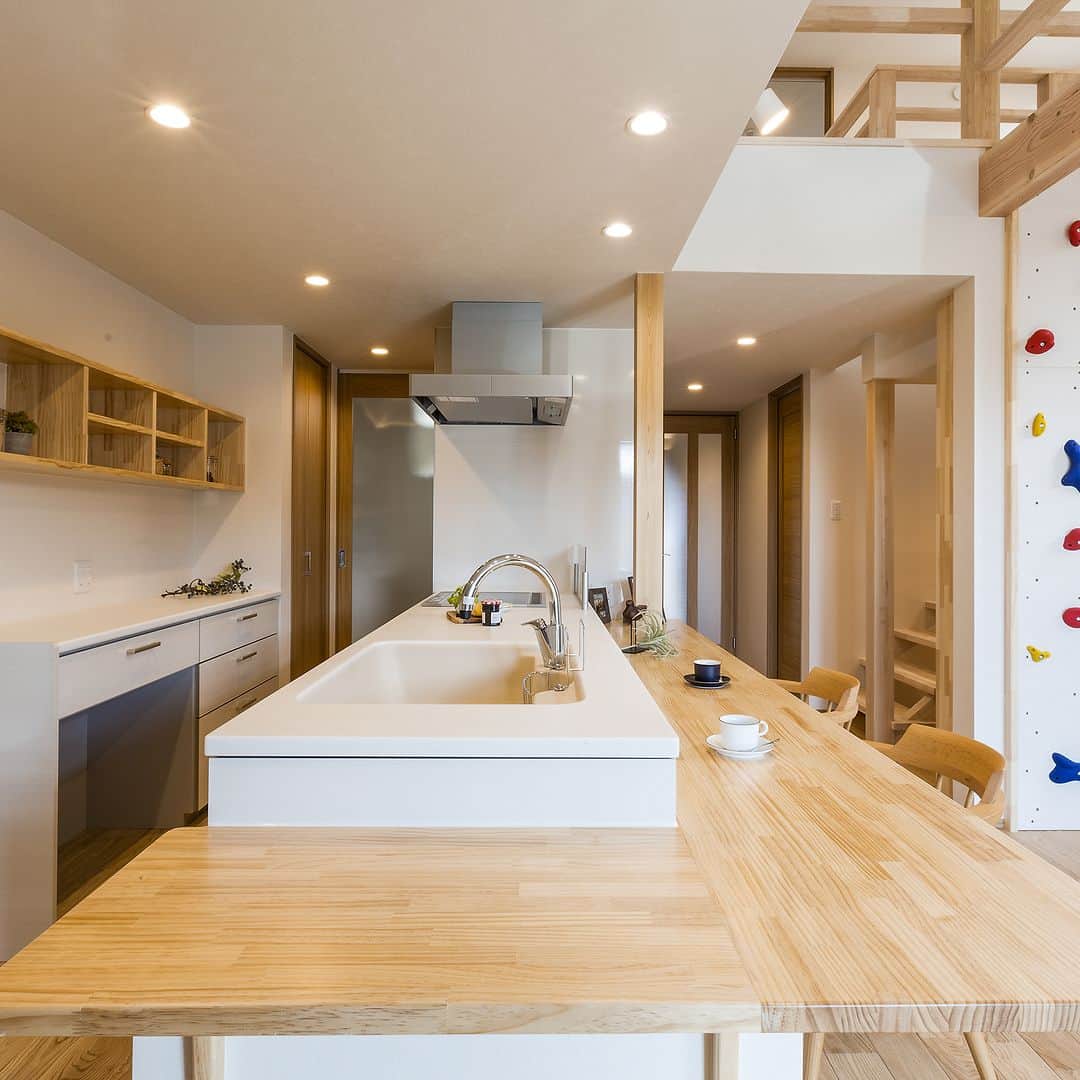 OKOCHI STYLE(香川県) のインスタグラム：「シンプルでスタイリッシュなデザインのキッチン、色々な角度からご紹介！  ーーーーーーーーー 香川県で木の家を建てる #大河内工務店  #施工事例 を多数ご紹介しています。 ▷ @okochi.komuten  創業1953年。 #上質な家 をていねいに。 #自然素材 と技術にこだわった家づくりをしています。  🗾施工エリア 香川県・愛媛県（四国中央市） その他エリアはご相談ください  お問い合わせやご質問は DM、コメント、HPにてお気軽にお問い合わせください。  ーーーーーーーーー 資材倉庫をリノベーションした #わが家ギャラリー木きん堂 ギャラリーのご案内やcafeの情報をお届けします🌟 ▷ @mokkindo.cafe ーーーーーーーーー  #香川県 で #注文住宅 を建てるなら大河内工務店 ▷ @okochi.komuten  #一級建築士事務所 #自由設計 #木の家 #木の家づくり #自然素材の家 #無垢材 #新築 #新築一戸建て #マイホーム #マイホーム計画 #インテリア #家づくり #工務店だからつくれる家 #暮らしを楽しむ #香川新築 #香川注文住宅 #香川イベント #香川の家 #香川県工務店 #キッチン」