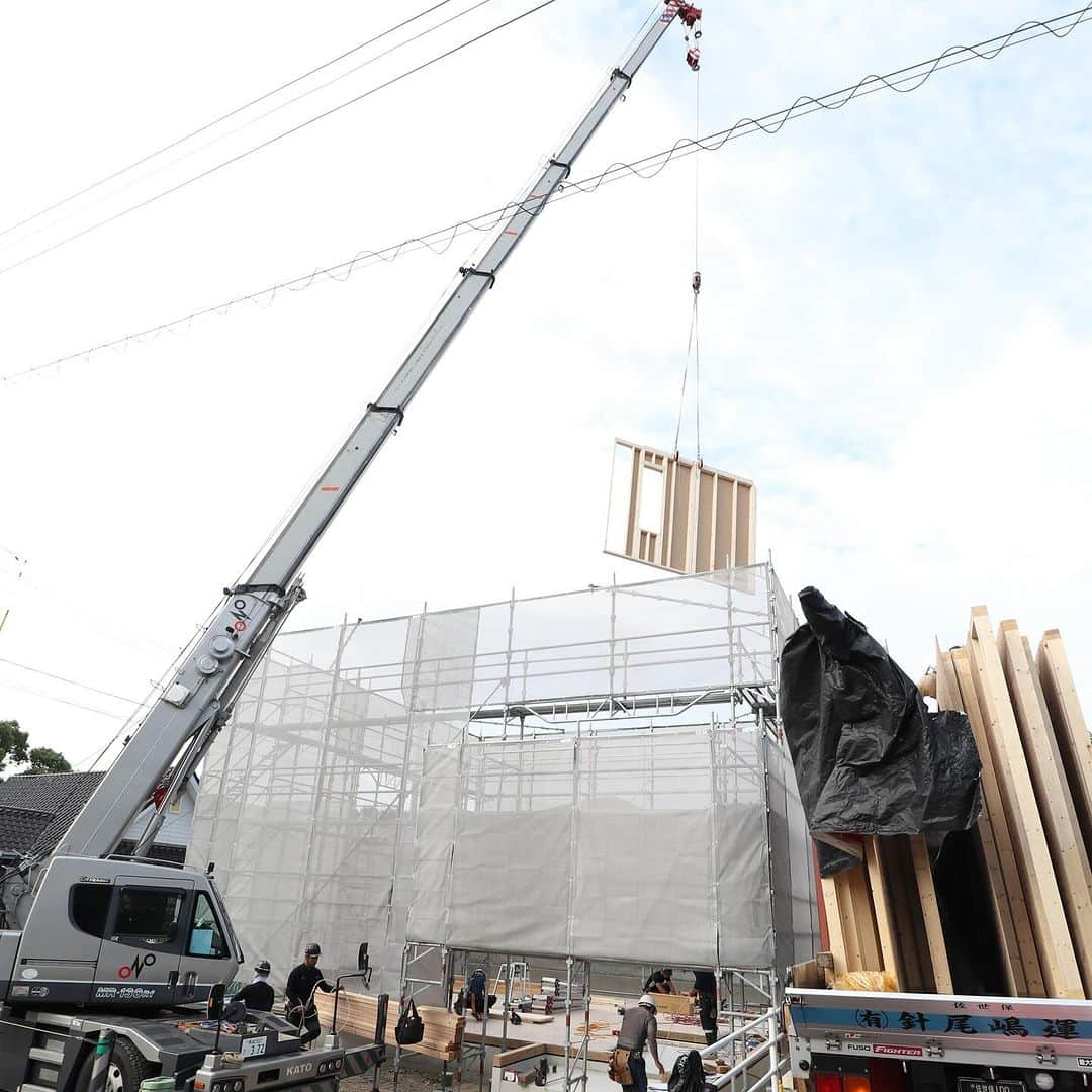 池田建設さんのインスタグラム写真 - (池田建設Instagram)「・ ㊗️上棟  今月、I様邸の上棟を執り行いました.* ⚘ 「規格住宅/ZERO-CUBE +BOX custom」のお家です☺️ 完成がとても楽しみです⟡.·  I様、誠におめでとうございます💐 竣工までもうしばらくかかりますが、 一緒に家づくりを楽しみましょう😊  今後ともよろしくお願いいたします。  ————————————— 施工事例⇨@ikeda_kensetsu ————————————— 𝐏𝐋𝐀𝐘𝐇𝐎𝐌𝐄,𝐏𝐋𝐀𝐘𝐋𝐈𝐅𝐄. 長崎県内の住まいのことなら お任せ下さい𖠿 𖥧 𖥧  長崎県諫早市小船越町1075-2 株式会社池田建設 TEL☏ 0957-22-0030 HP https://ikeda-kensetsu.com/ LINE  @746pggwq  エイブルネットワーク諫早店  @able.nw.isahaya エイブルネットワーク大村店  @able.nw.omura エイブルネットワーク佐賀中央店 @able.nw.sagachuo エイブルネットワーク佐世保駅前店 @able.nw.saseboekimae」10月27日 12時03分 - ikeda_kensetsu