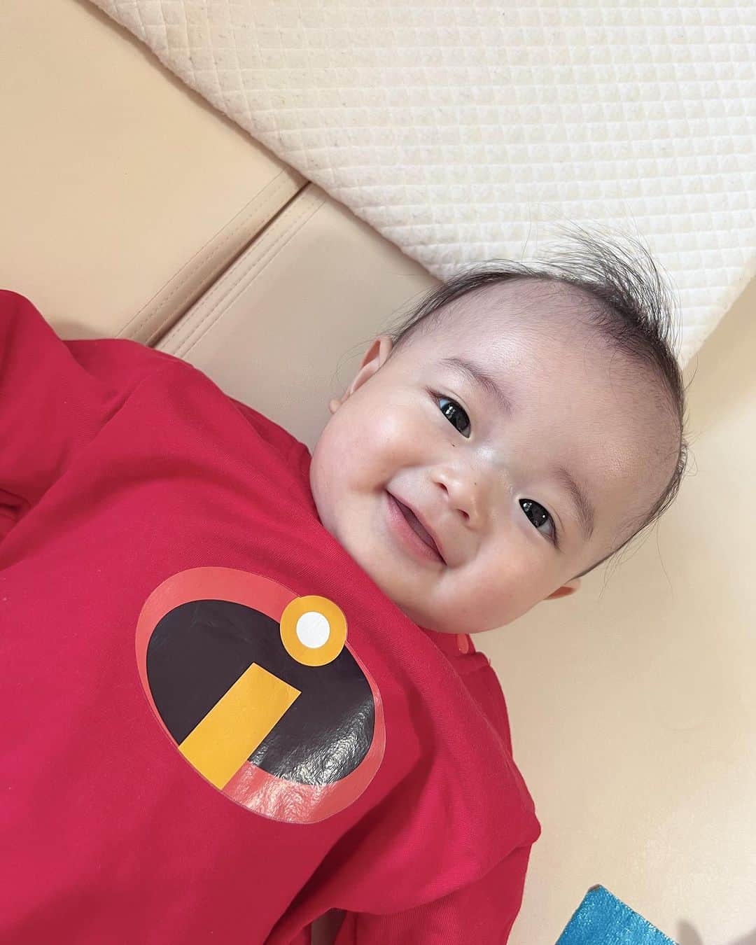 田中理恵さんのインスタグラム写真 - (田中理恵Instagram)「本日、我が家にはジャックジャックがいる👶‼️ ママは強くて優しい人が好きよ🤎🤣🤎  #急成長 #パンパン #毎日顔が変わる #まだまだ小さいなぁ #着せ替え人形になってる #なんかずっと喋ってる #寝ないかい？笑」10月27日 12時03分 - riiiiiie611