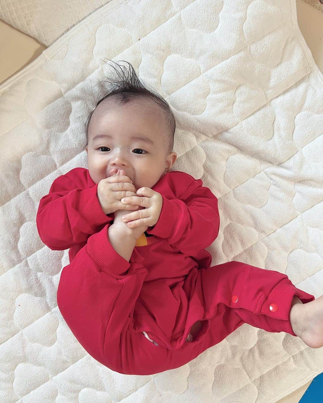 田中理恵さんのインスタグラム写真 - (田中理恵Instagram)「本日、我が家にはジャックジャックがいる👶‼️ ママは強くて優しい人が好きよ🤎🤣🤎  #急成長 #パンパン #毎日顔が変わる #まだまだ小さいなぁ #着せ替え人形になってる #なんかずっと喋ってる #寝ないかい？笑」10月27日 12時03分 - riiiiiie611