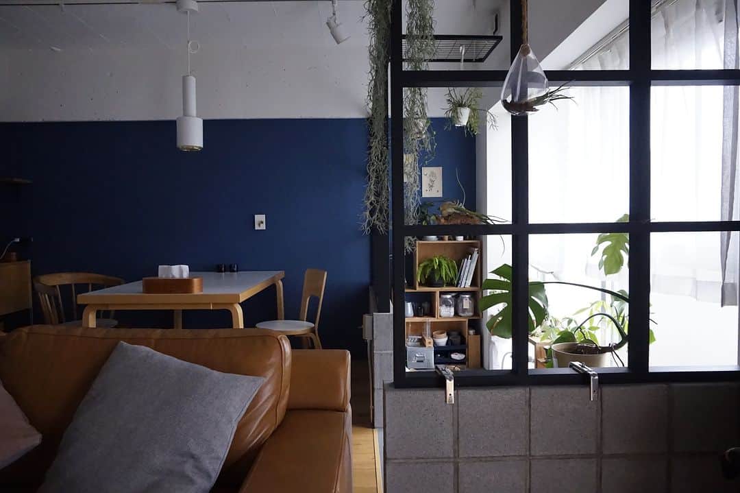 ムクリ［mukuri］さんのインスタグラム写真 - (ムクリ［mukuri］Instagram)「空間にアクセントと彩りをプラスするインナーテラス  室内にありながら 屋外の雰囲気も楽しむことが できるインナーテラス。  ご夫婦共通の趣味である “グリーンのある暮らし”を実現すべく、 リノベーション時には水に強い床材を採用し、 気兼ねなく思いっきり大好きな植物たちを 愛でる場所をつくり上げたいがりこさん。  ブロックでリビングとの空間を ゆるく区切ることで程よいアクセントが生まれ、 ハンギングで目線の高さに植物を持ってきたり、 箱型の収納を使って植物を魅せるディスプレイをしたり、 まるでショップのような 空間づくりがとっても素敵です。   日々の生活で、 お気に入りのものが目に入るだけでも ちょっと嬉しくなりますよね♪   お家時間を楽しむための趣味のある暮らしを より快適にしてくれるインナーテラスの活用術、 ぜひ参考にしてみてください。   –––––––––––––––––– ムクリ公式アカウントでは くらしの中にある"好き"や"コダワリ"を毎日お届け。  インテリア、整理収納から家づくりなど 日常で参考になる情報から サラッと読める短編コラムまで ご紹介していますのでフォローしてぜひご覧ください。 ▶︎ @mukuri_official ・  「 #ムクリ 」のタグもいつも楽しく拝見しています☺️  オリジナルブランドは @daily_mukuri  くらしの中にあったらいいいな、 そんな商品を企画・制作、集めています。 ––––––––––––––––––  #テラス#インナーテラス#リノベーション #マンションリノベーション #リノベ #renovatio #中古マンション #リフォーム#無印良品#北欧インテリア#シンプルインテリア#ナチュラルインテリア #マンションインテリア#キッチン#マイホーム #myhome #マイホーム計画 #家づくり#暮らしを楽しむ #マンション暮らし #賃貸暮らし#シンプルな暮らし #くらしの編集 #ムクリ」10月27日 12時05分 - mukuri_official