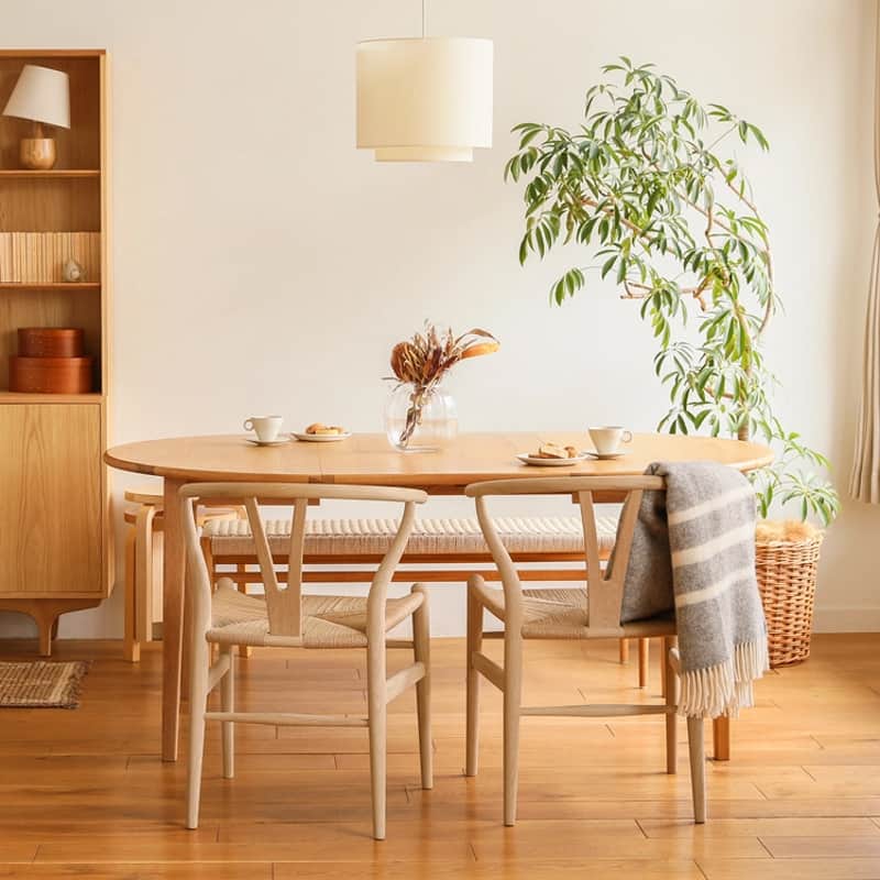 Re:CENO（リセノ）さんのインスタグラム写真 - (Re:CENO（リセノ）Instagram)「Yチェアに合うダイニングテーブルは？ おすすめ商品2選をご紹介します。  日本で最も有名な北欧チェアと 言われている「Yチェア（CH24）」。  1950年の発売から、70年以上経った 今でも作られ続けている名作椅子で 流れるような美しいフォルムと 安定した座り心地が魅力です。  今回は、そんなYチェアにぴったりの ダイニングテーブルを、スタッフ宅での リアルなコーディネートとともにご紹介します。  ---------------------------------------  ①ダイニングテーブル OAK サイズオーダー  好みのサイズに合わせてオーダー可能なテーブル。  Yチェアの膨らみによる動線圧迫を、 サイズオーダーにより解消することができるので 賃貸などコンパクトなダイニングにもおすすめです。  ---------------------------------------  ②伸長式ダイニングテーブル folk  円形→楕円形に伸長可能なダイニングテーブル。  Yチェアのアームの丸みとテーブルの丸みが 一体となって、ダイニングに統一感が生まれます。  ---------------------------------------  ●アイテムは商品タグよりご覧いただけます。  #receno #naturalvintage #interior #リセノ #ナチュラルヴィンテージ #インテリア #北欧インテリア #Yチェア#名作チェア #ダイニングテーブル #テーブル #ダイニング」10月27日 12時05分 - receno.interior