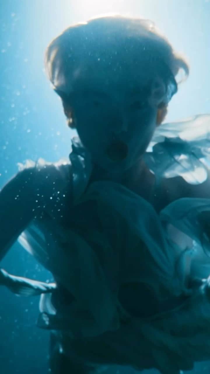 アオイヤマダのインスタグラム：「映画『唄う六人の女』本日１０／２７公開。 大好きな『バミリオン・プレジャー・ナイト』などを手掛けた 石橋義正監督の作品。  私は　濡れる女　を演じています。  この作品のお話を頂いて、水中の役があると知り、 自分から懇願してこの役をやらせて頂きました。 何故そんなにやりたかったかというと、 濡れる女　にははっきりとした役名(いきもの)がついており、 その存在に惹かれたからです。  劇場で観ていただけますと、その存在がなにか、わかると思います。  観ていただけたら嬉しいです #唄う六人の女 #石橋義正 @utau.onna6」