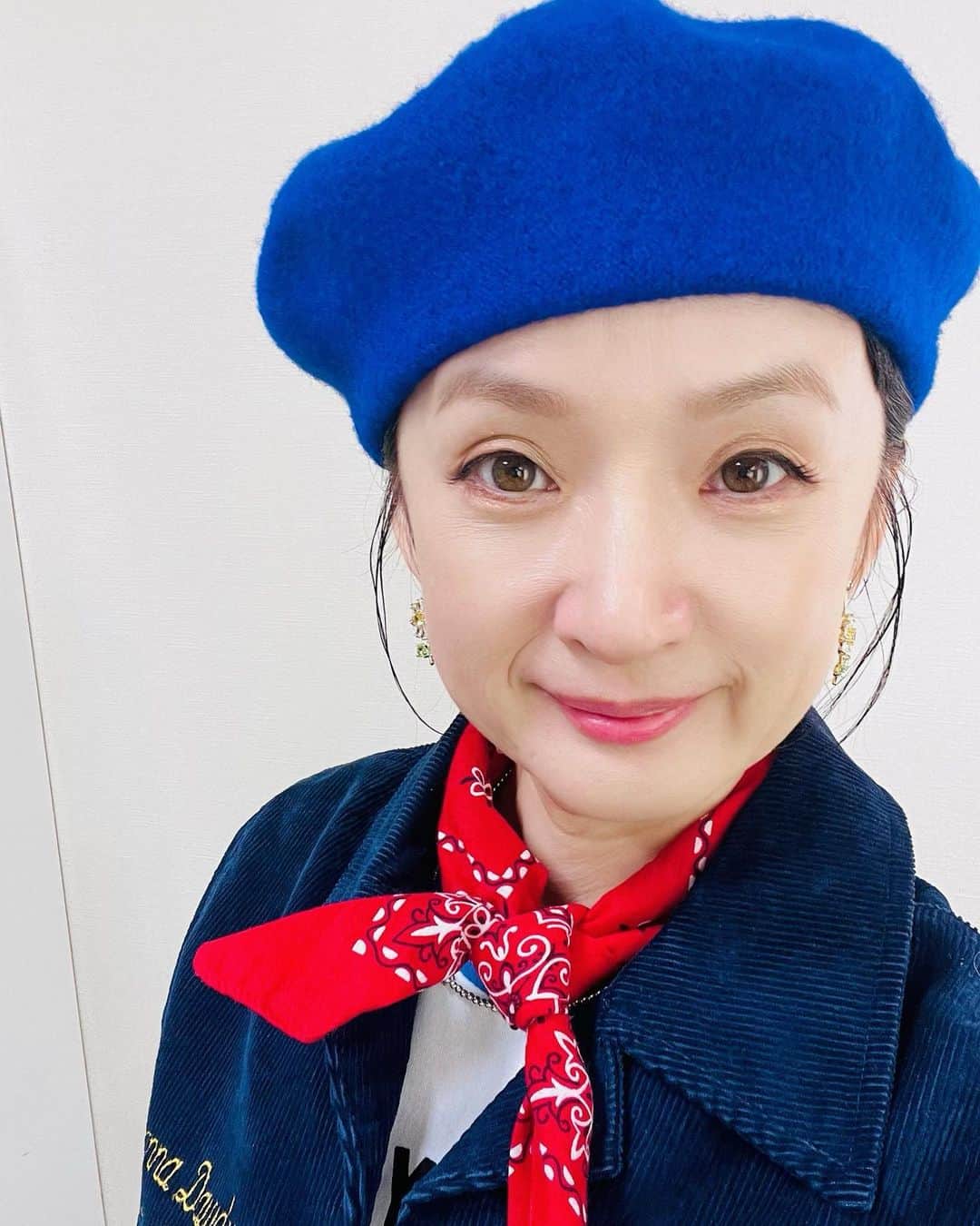 千秋のインスタグラム：「新しい歳の新しい朝が来た希望の朝だ喜びに胸を開け青空仰げ🪽 今日の日の顔をデジタルタトゥーにしておく。  #ノンストップ #フジテレビ #生放送」
