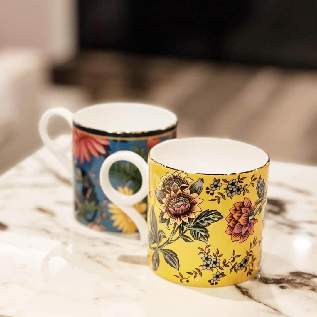 菊地亜美さんのインスタグラム写真 - (菊地亜美Instagram)「. 数年前に @wedgwoodjapan のワンダーラストシリーズのカップ&ソーサーを頂いてから、この派手派手でカラフルな柄の虜になり、最近マグカップを柄違いで2つ購入💐 イエローはサイズ違いを持ってるんだけど、やっぱり可愛くて気分が上がる♡」10月27日 12時07分 - amikikuchi0905