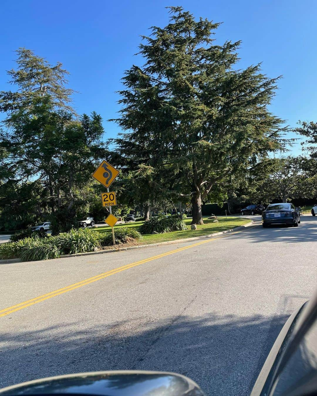 ナンシー・マイヤーズのインスタグラム：「As I was driving by this spot today, it occurred to me that this is where I shot the scene where Iris meets Arthur in THE HOLIDAY and offers him a lift home. His home by the way - IRL belonged to none other than Phyllis Diller. 😂One day while shooting in her house, she took me upstairs and showed me a room full of her costumes. Racks and racks of costumes. They were WILD! She however was very very sweet. Anyway, I’m pretty sure this was where we shot.」