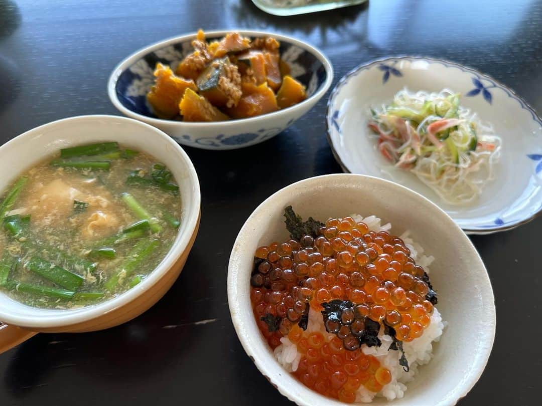 二ノ宮知子のインスタグラム：「秋の昼ごはん。 しかし色々と忙しい🏃‍♀️ スーラー豆腐ニラ卵スープ、美味しかったです！ いくら以外旦那作」