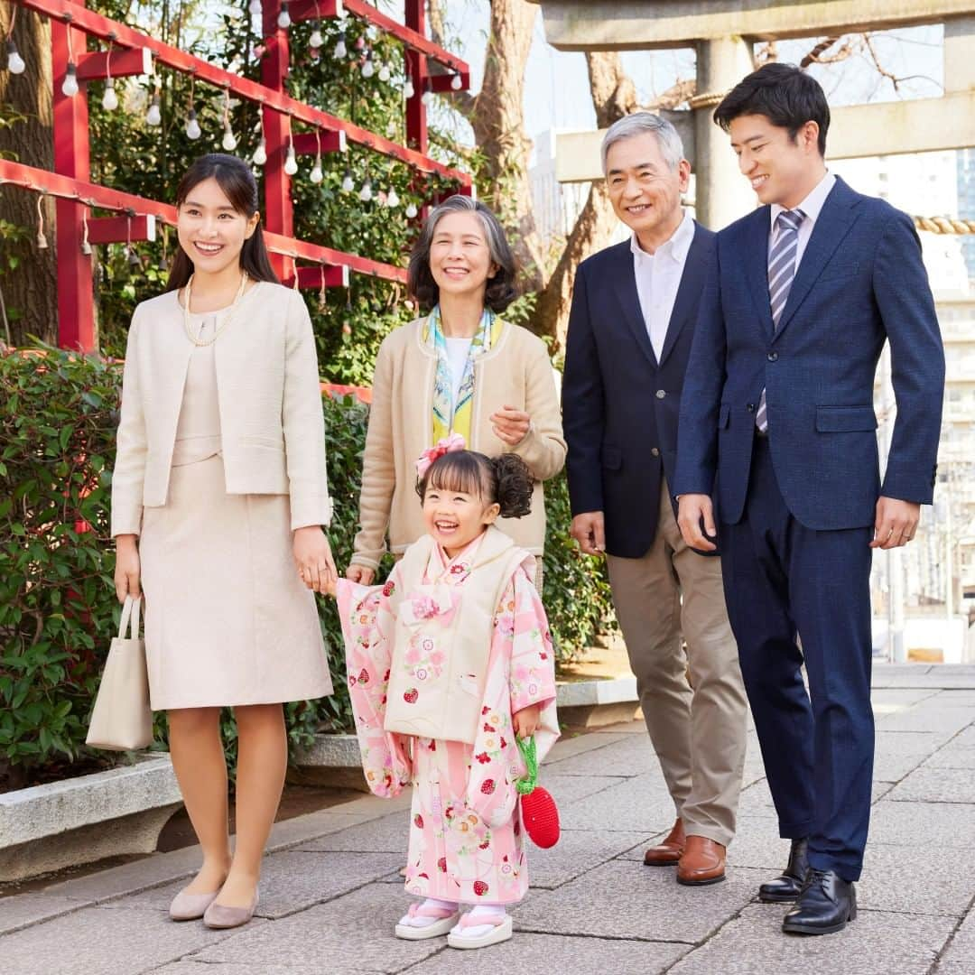 スタジオアリスのインスタグラム：「. 七五三をお祝いしたいけど忙しくて時間がない・・・ そんなパパママに朗報です🥰 “スタジオアリスの七五三”では、忙しいパパママにおススメの七五三1Dayプランをご紹介！  ＼七五三1Dayプランって？／ ✅七五三のお祝いを1日でしたい㊗ ✅おトクに着物レンタルしたい👘 ✅忙しくて時間がない💦 そんな忙しいパパママに📣 スタジオアリスでは、記念撮影と神社へのお参りが1日で出来る、「七五三1Dayプラン」をご用意しております✨  お子さまのハレの日をスタジオアリスの七五三でお祝いしませんか💕  #スタジオアリス #studioalice #七五三 #七五三撮影 #早撮り #おでかけ用着物レンタル #着物レンタル #忙しい #パパママ #ハレの日 #1Dayプラン」