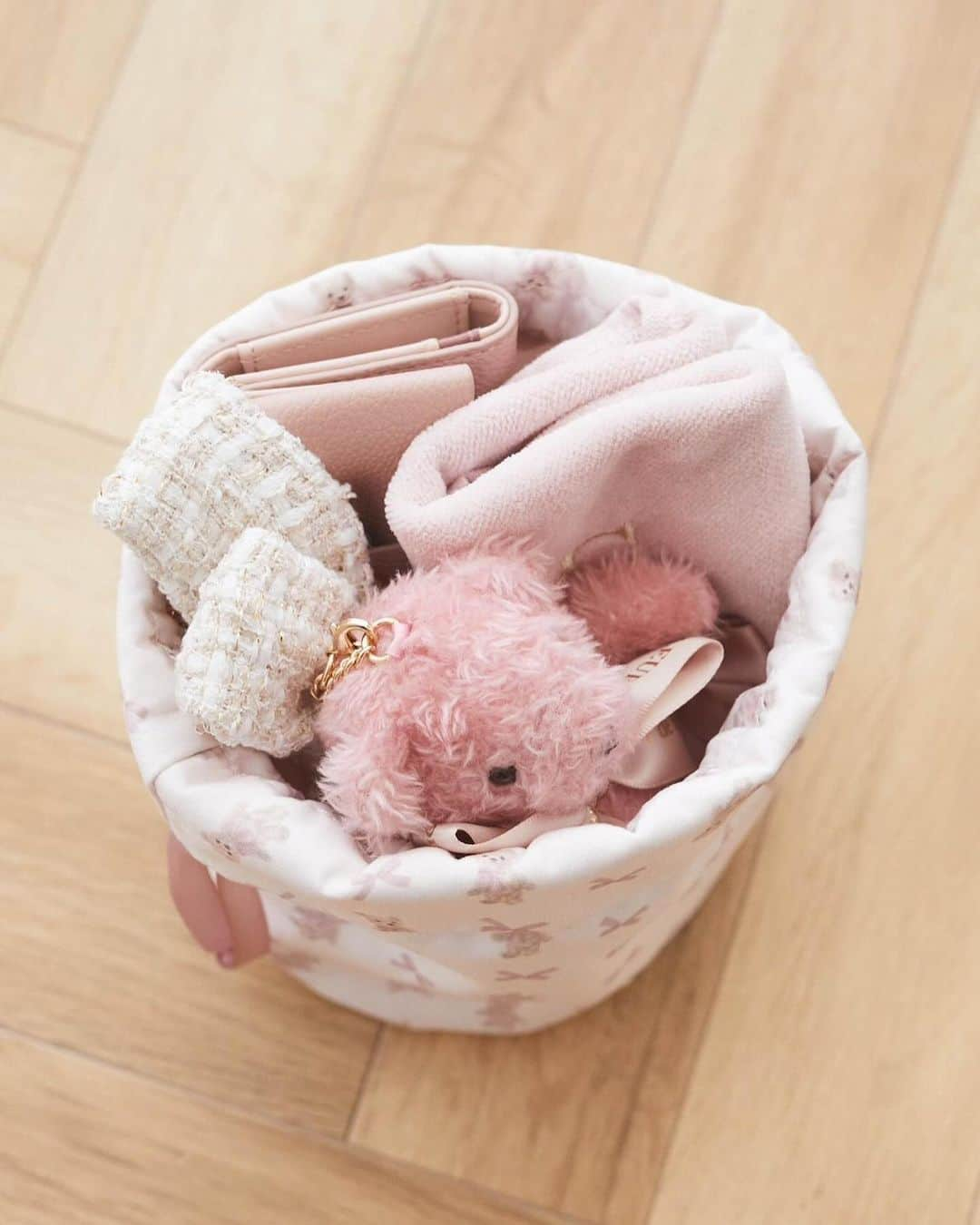 maisondefleur_pressさんのインスタグラム写真 - (maisondefleur_pressInstagram)「【Teddy Bear's Day】  本日10/27(fri)より全国ショップで販売開始！  「テディベアズ・デー」を記念して ピンクのカラーに染まった 大人可愛いベアシリーズが登場🧸✨  ふわふわの手触りに癒される チャームや抱っこぬいぐるみは、 同シリーズのトートバッグにつけていただくのがおすすめ◎  オリジナルの総柄プリントを使用したアイテムや キュートなみみがついたラウンドポーチも ご用意しています🎀  自分へのご褒美や ギフトにもぴったりのシリーズです♪ . . #maisondefleur #メゾンドフルール #テディベア #ベア #くま #テディベアの日 #テディベアズデー #ポーチ #ティッシュケース #チャーム #巾着 #トートバッグ #ぬいぐるみ #ピンク #リボン #大人かわいい #kawaii #かわいい #可愛い #ガーリー#ガーリーコーデ #ギフト #プレゼント #gift #giftideas」10月27日 12時20分 - maisondefleur_press