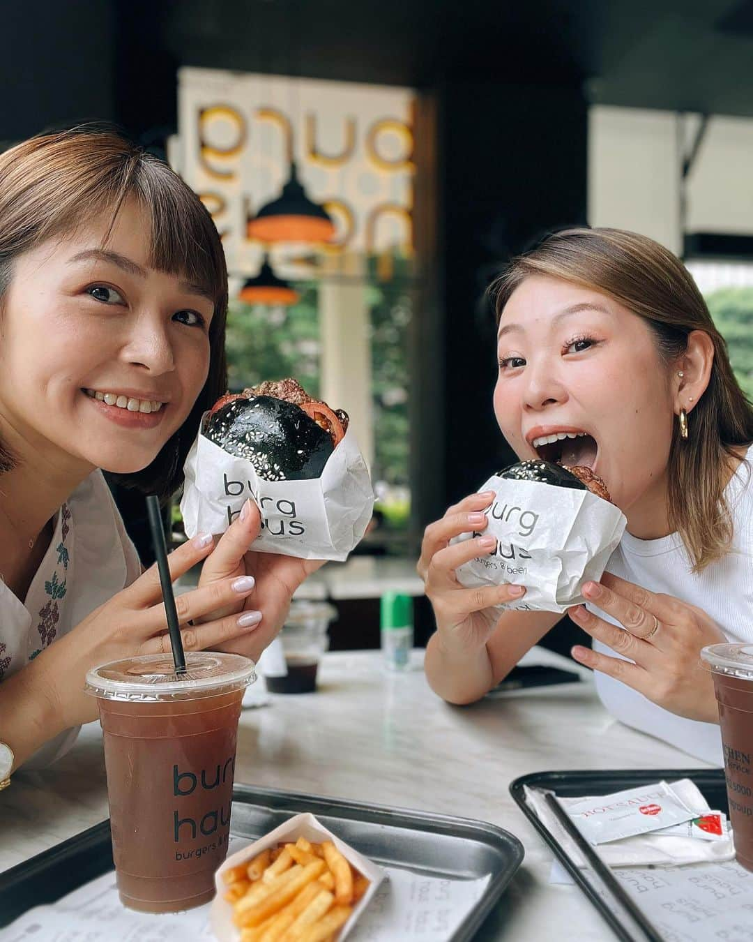 石井あみさんのインスタグラム写真 - (石井あみInstagram)「🎃 行きたかったハンバーガー屋さん。 行ったらみんな黒いパンや、 オレンジのパン食べててえっ？！ってなったんだけど、 どうやらハロウィン仕様だったみたい。 そんなメニューなかったし… 何も聞かれず聞かず、classicを オーダーしたら、やっぱり私も 無言で黒いパン来た〜🦇  世界一分かりづらいハロウィン仕様だったと思います。 店内の装飾もなければ、スタッフが パーティカチューシャ付けてるでもなく…  ただただバンズだけがハロウィン してました🌚👻🎃🕸🕷  デリバリーオーダー結構来てたけど大丈夫そう？ なんの説明もなかったら日本ならクレームになりそう。  ハンバーガーは美味しかった！ 次はマッシュルームバーガー食べよう。  ハンバーガーは₱200前後で、 +₱150でドリンクとポテトが付けられます🥤 生ビールもあったよ。   burghaus ・Ayala Center Cebu terrace 1F ・credit card OK  #cebu#セブ島#セブ島移住#セブ島留学#海外移住#海外子育て#バイリンガル子育て#親子留学#セブヨロ」10月27日 12時19分 - ami_cebuyolo