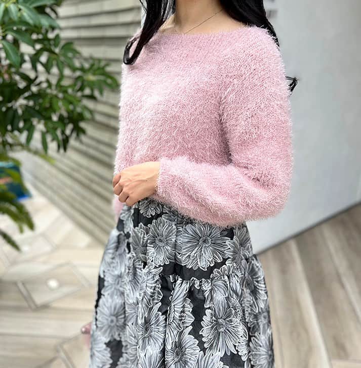 Mode Robeのインスタグラム：「* * NEW item...✔︎ * ボートネックシャギーニット/4カラー 【mr5601】 black,white,gray,pink * * * #MODEROBE #韓国女優ファッション」