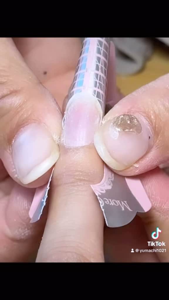 高橋由真のインスタグラム：「NEW NAIL💅🤍  @612nail   スカルプかわいいっ♡  #nail #ネイル #スカルプ #ロングネイル #💅」