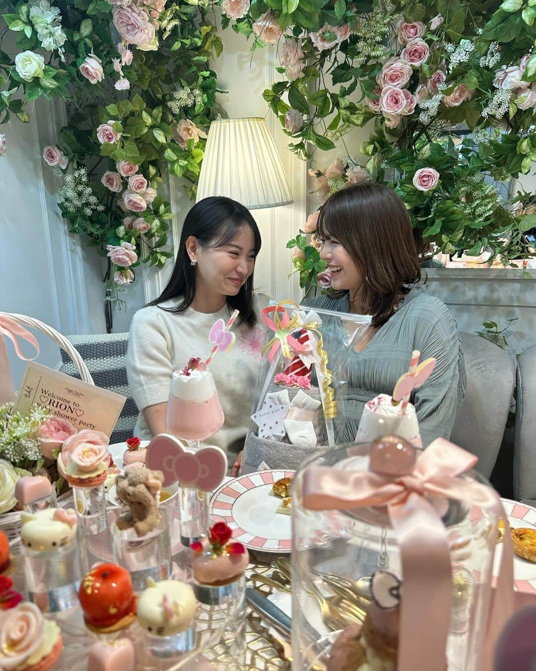 沢辺りおんさんのインスタグラム写真 - (沢辺りおんInstagram)「皆にベビーシャワーしてもらいました💐❤️  キティちゃんの耳が似合わなくてたぬきみたいになっちゃったけど笑 すっごい可愛い空間で嬉しかった🥹🫶🫶  結婚も出産もお祝いしてもらって なんていい友人達なんだろう。。。。  私は本当に幸せ者です！  可愛いオムツケーキも🎂  皆より一足お先に母になるけど 変わらず仲良くしてくれてありがとうっ！！  皆も母になった時、頼れる母の友人として頑張るね！  みんな大好き！！  #ベビーシャワー #ベビーシャワーパーティー」10月27日 12時17分 - rionsawabe