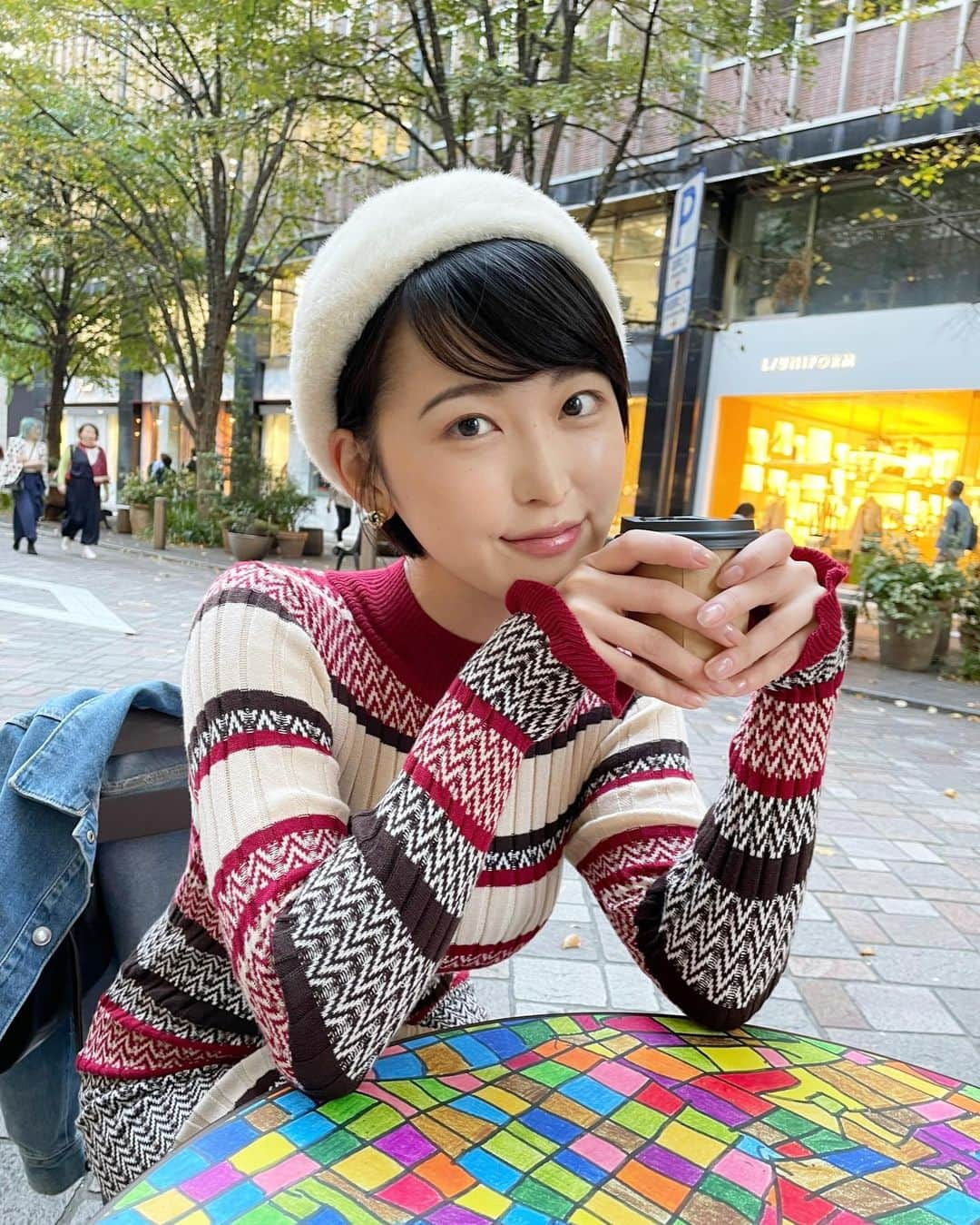 忍野さらのインスタグラム：「今を味わいたい💋  無いものに囚われず 在るものと向き合って 今の自分を受け入れていたい  私達の体は現在にしか生きられない 過去はもうないし 未来もまだない 絶対的な存在は今この一瞬一瞬にしかない  体と心のピントが「今」に重なっている時 改めて目の前の事ひとつひとつに 感謝して過ごせるような気がしています♪  #さむくなってきたね」