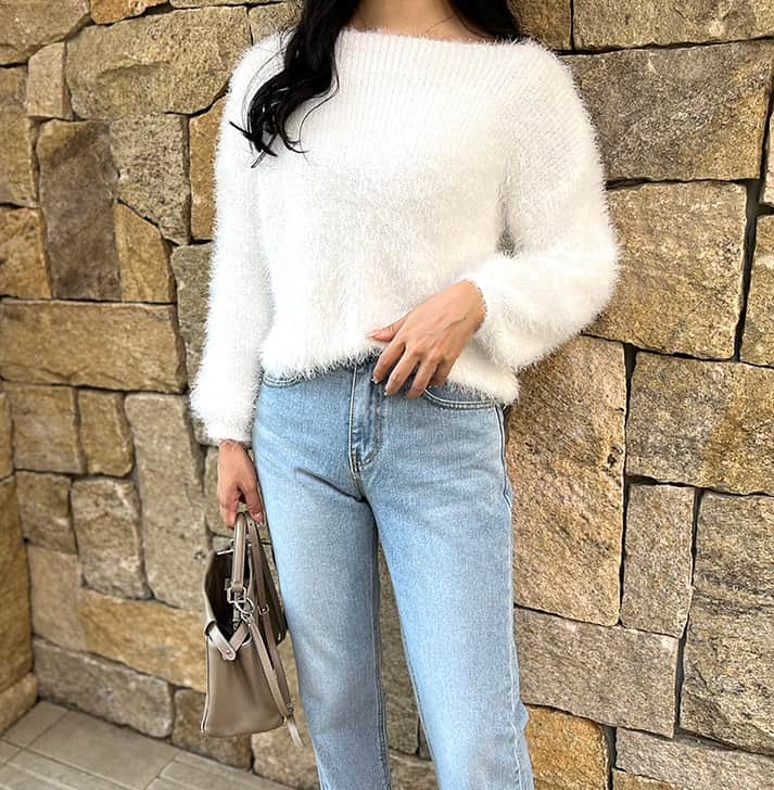 Mode Robeのインスタグラム：「* * NEW item...✔︎ * ボートネックシャギーニット/4カラー 【mr5601】 black,white,gray,pink * * * #MODEROBE #韓国女優ファッション」