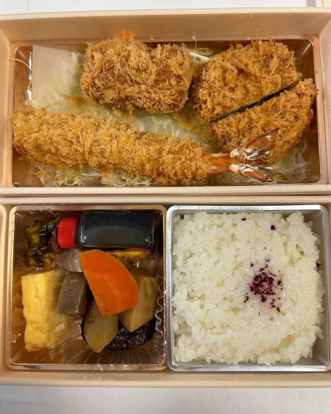 井林辰憲のインスタグラム：「. お昼付き#自民党本部 での会合  #ふみぜん のお弁当です  お腹一杯！！！  #井林ふらり  #国会らいふ」