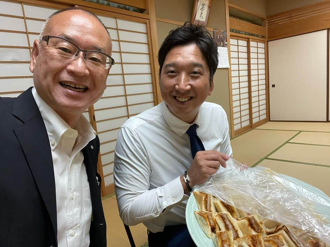 藤崎靖啓のインスタグラム：「安田町生涯いきいき学習講座😊 藤川球児さん&藤ちゃんトークショー🎤本番5分前😅 あす10月28日は津野町です🤗お近くの方、お越しください‼️  #安田町教育委員会 #藤川球児 #阪神タイガース #藤ちゃん #藤崎靖啓 #フリーアナウンサー #トークショー」