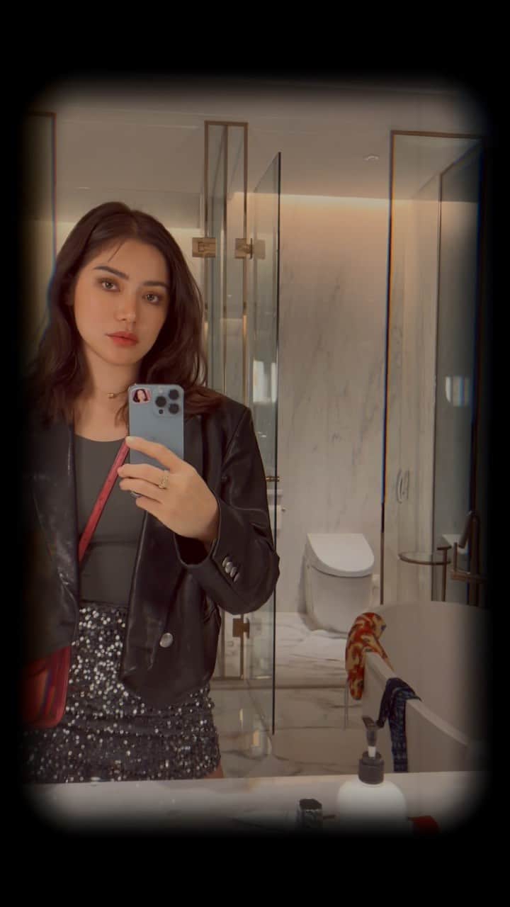 ジェシカ・イスカンダルのインスタグラム：「Bathroom Selfi di kamar mandi @lalalalisa_m ❤️」