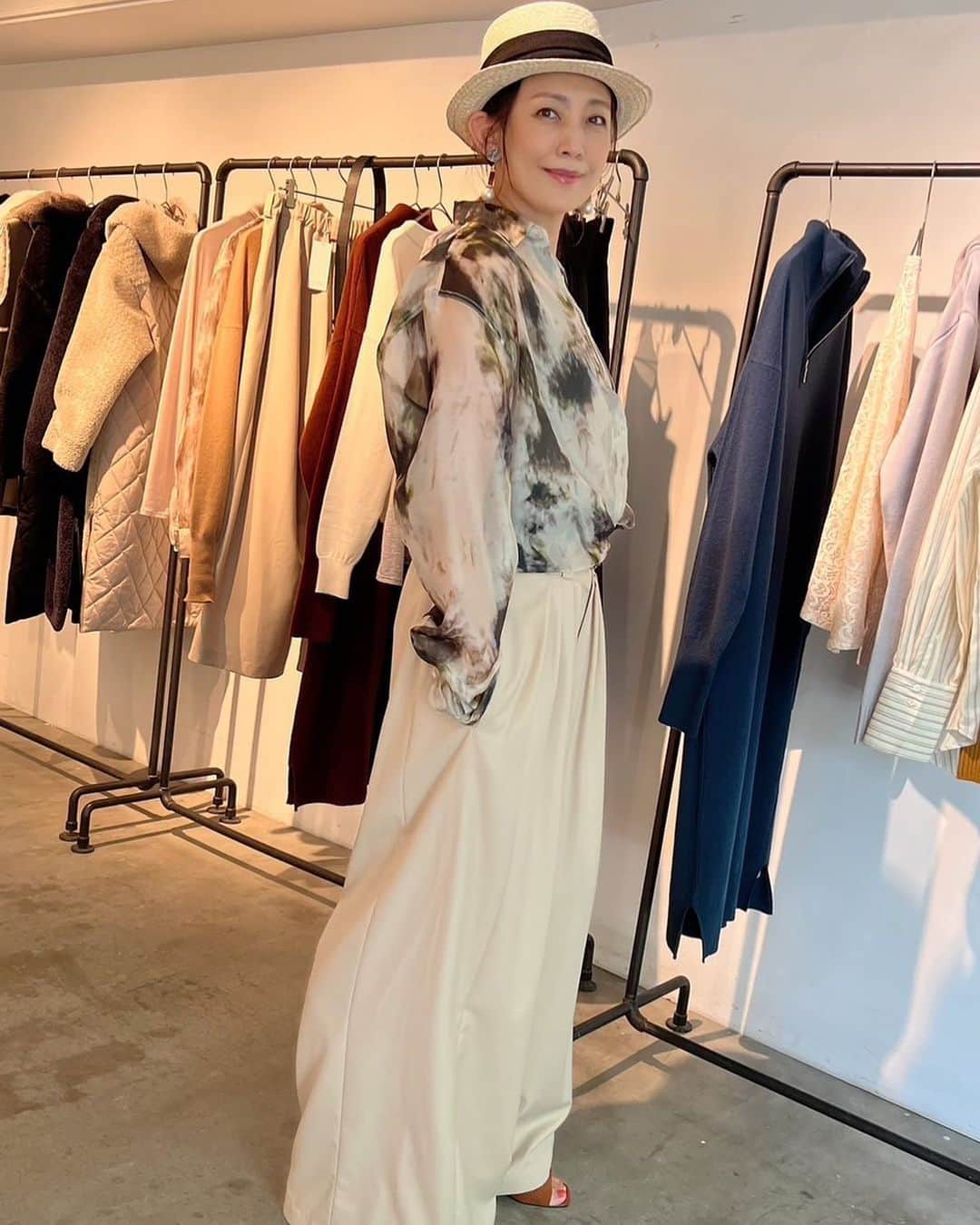 田中美里のインスタグラム：「. . ミランダかあちゃんのブランドSTYLE04秋冬の展示会でオーダーしたお洋服が届きました。 この一目惚れしたシャツと、パンツの絶妙なワイドさがお気に入りです。  今はお稽古場と家を行ったり来たりの日々ですが、落ち着いたらこのお洋服を来てお出かけしたいなぁとウズウズしています。  #Style04 @style04_official  #ミランダかあちゃん @monami.wako  この写真は展示会の時のものです。」