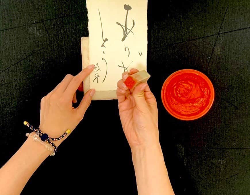 紫舟のインスタグラム：「クラファンの御礼品  金峯山寺様での護摩祈祷を受け、生き返り気持ち新たにし今週は御礼の書に向き合っています。  特厚手漉き和紙を一枚ずつ水をつかって切り分け、和紙の耳を伸ばしてから乾燥。 心穏やかな状態で書に向き合いました。 数十枚の中から、よいものを選び、朱肉をつけて落款をおします。 一枚ずつ丁寧に包んでいるところです。  書『ありがとう』をご支援いただきました皆様、来週から順に届きます。お気持ちに感謝申し上げます。」