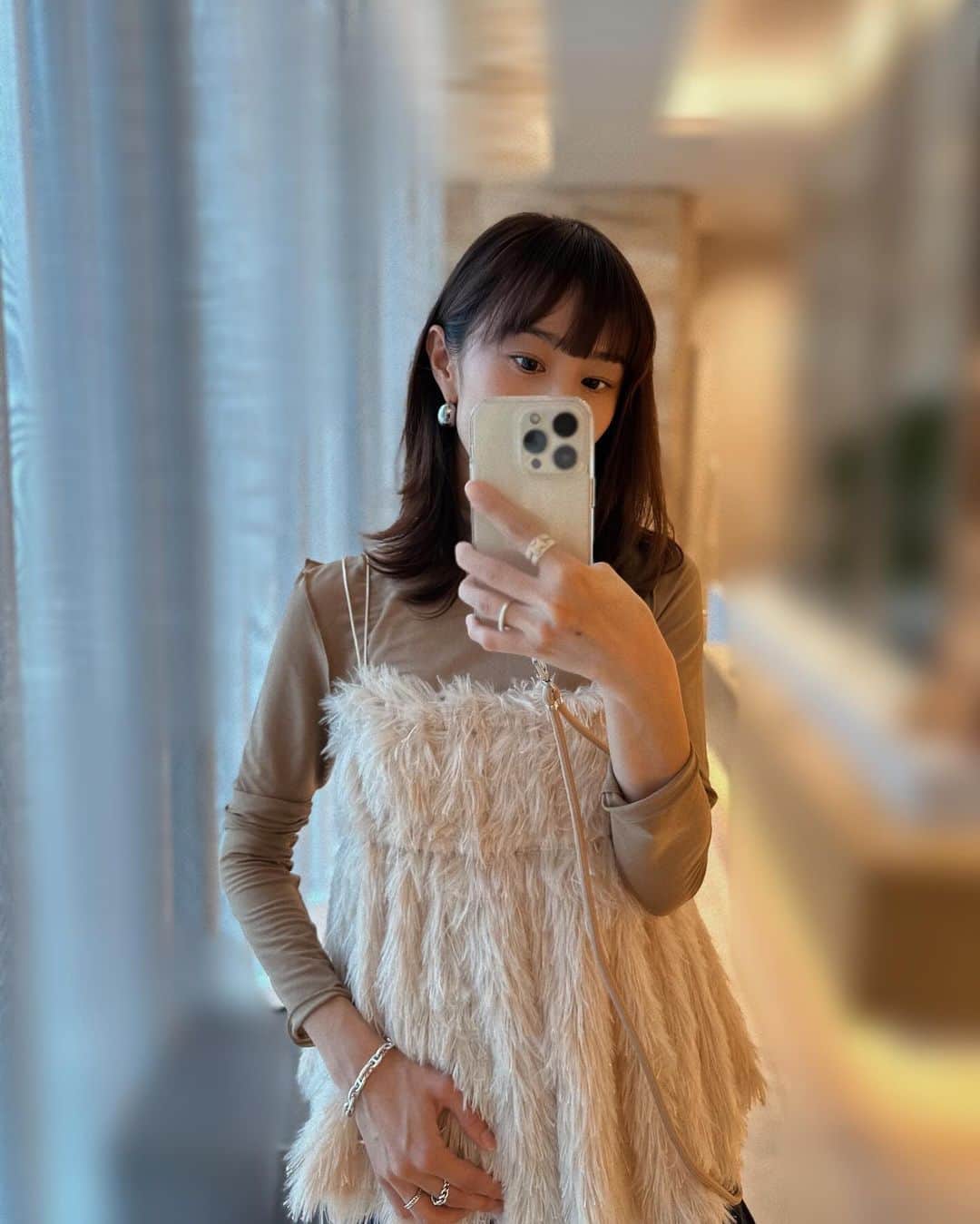 菊井彰子のインスタグラム：「５枚目６枚目が👧が撮ってくれたよ♡📷  最近の👩の色々🫶  遡ったら本当に自分のまともな写真ぴったり１０枚しかなかった🤣  昔はあんなに盛れるためにメイクも自撮りも何枚も頑張っていたのに🥹笑  すっかりお母さんになって一周まわって身も心もなんだか楽ちんです🙏🤗  #最近の口癖 #まええか #笑 ・ ・ ・ ・ ・ #女の子のママ  #ママコーテ  #ママコーディネート」