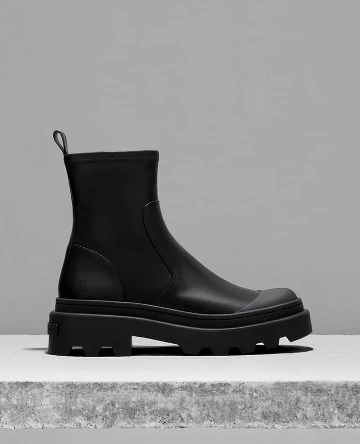 CHARLES & KEITH JAPAN CHARLES & KEITHのインスタグラム：「ベーシックなミドルブーツに、プルタブとエッジの効いたソールでモダンな要素をプラス。⁠ トレンドに左右されないデザインはシーズンを問わず活躍。⁠ ⁠ @ チャンキーリッジ ソール アンクルブーツ ⁠ (Article No. CK1-90360390 )⁠ ⁠ #CharlesKeithFW23⁠ #チャールズアドキース」