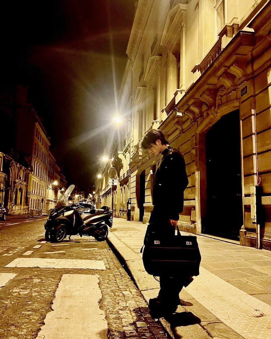 ジェノさんのインスタグラム写真 - (ジェノInstagram)「Paris night with ferragamo🌙 #FerragamoFW23 #FerragamoTime #FerragamoBoots @ferragamo」10月27日 12時30分 - leejen_o_423