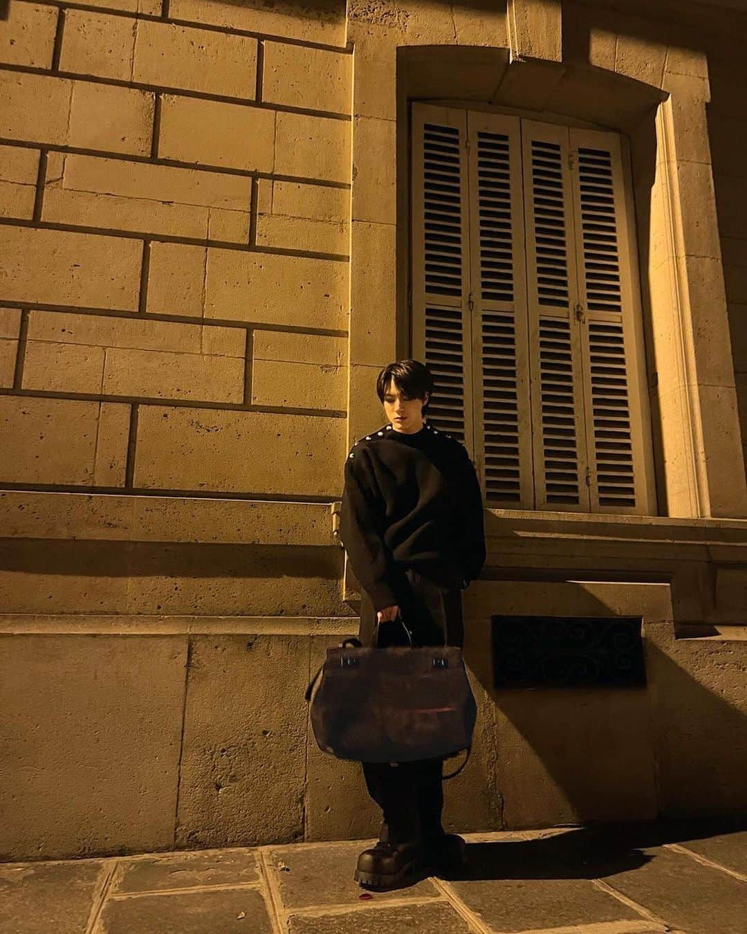 ジェノのインスタグラム：「Paris night with ferragamo🌙 #FerragamoFW23 #FerragamoTime #FerragamoBoots @ferragamo」